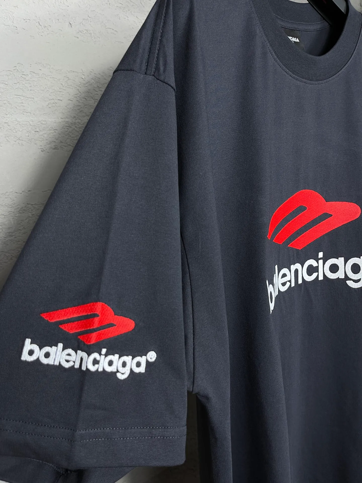 🅿️210 real photos [Top version. Official website quality] BALENCI*GA/Paris BALENCI*GA#2024 latest model, big LOGO icon. Front and back. Embroidered short-sleeved T-shirt on left and right sleeves. Brick cabinet synchronization. Genuine products are developed and developed in the first time. Welcome to compare! The fabric is made of Paris ZP custom-woven and dyed 100% cotton double-yarn compact cotton. The weight is 260 grams. The cloth surface is clean. The cloth pattern is clear. It is soft and comfortable. It has good color fastness and is not easy to change color. The threads are woven and dyed with no color difference. The embroidery is done using imported Tajima embroidery machines. Super 12W needle and thread, three-dimensional effect, clear lines. No burrs and miscellaneous threads, ultra-high craftsmanship embroidery. The version adopts OS loose shoulder design. Same style for men and women. Code: BL223207 Color: Dark blue gray. White Size: XS to L