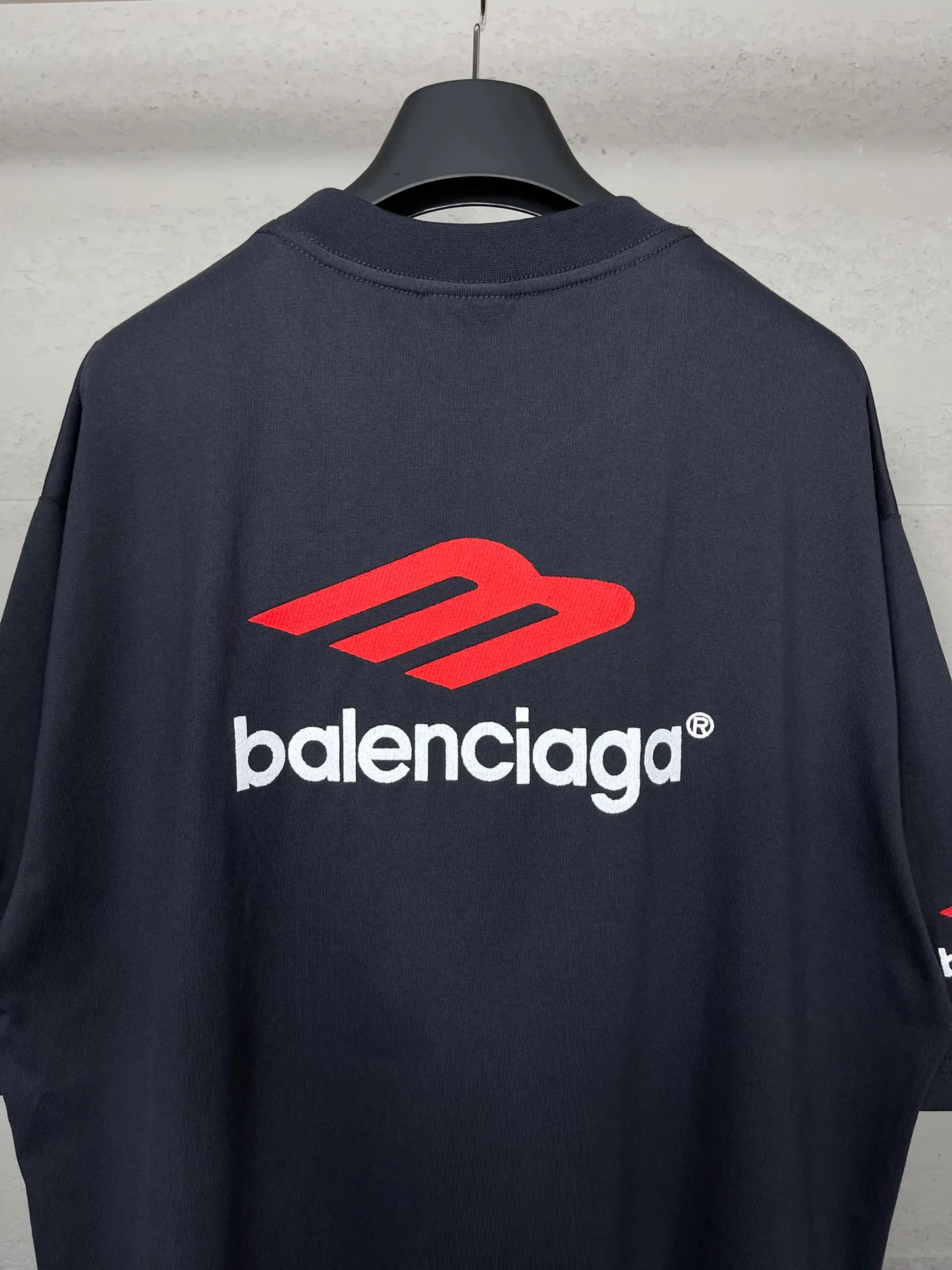 🅿️210 real photos [Top version. Official website quality] BALENCI*GA/Paris BALENCI*GA#2024 latest model, big LOGO icon. Front and back. Embroidered short-sleeved T-shirt on left and right sleeves. Brick cabinet synchronization. Genuine products are developed and developed in the first time. Welcome to compare! The fabric is made of Paris ZP custom-woven and dyed 100% cotton double-yarn compact cotton. The weight is 260 grams. The cloth surface is clean. The cloth pattern is clear. It is soft and comfortable. It has good color fastness and is not easy to change color. The threads are woven and dyed with no color difference. The embroidery is done using imported Tajima embroidery machines. Super 12W needle and thread, three-dimensional effect, clear lines. No burrs and miscellaneous threads, ultra-high craftsmanship embroidery. The version adopts OS loose shoulder design. Same style for men and women. Code: BL223207 Color: Dark blue gray. White Size: XS to L