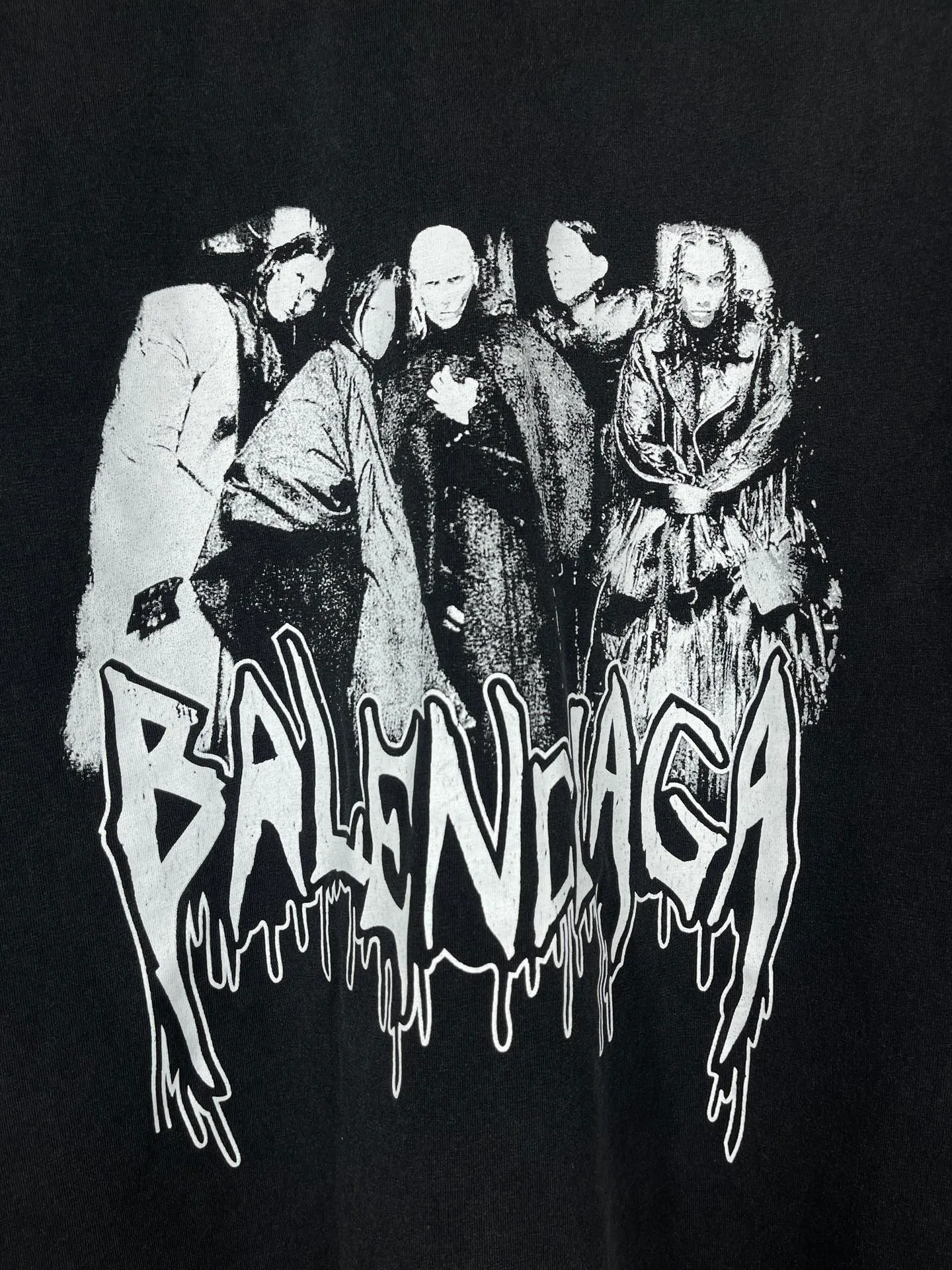 🅿️194 Actual pictures [Top version. Official website quality] BALENCI*GA/Paris. 53rd season Balenciaga New. Vintage high-end limited edition short-sleeved T-shirt. The pattern on the front is damaged by the direct-injection printing. The ready-made garments are washed and worn. SS24 new model. Brick cabinet synchronization. Genuine product developed at the first time, please print and compare! The fabric is made of Paris ZP custom-woven and dyed cotton double yarn. Weighing 260 grams, the cloth surface is clean. The cloth pattern is clear, soft and comfortable. The threads are dyed with no color difference. The printing uses environmentally friendly imported materials and self-inking direct injection. The pattern letters are clear and the effect is three-dimensional. The entire garment is washed, distressed and worn. The version adopts OS loose shoulder design. Same style for men and women. Code: BL223393 Color: washed black, size: XS S M L