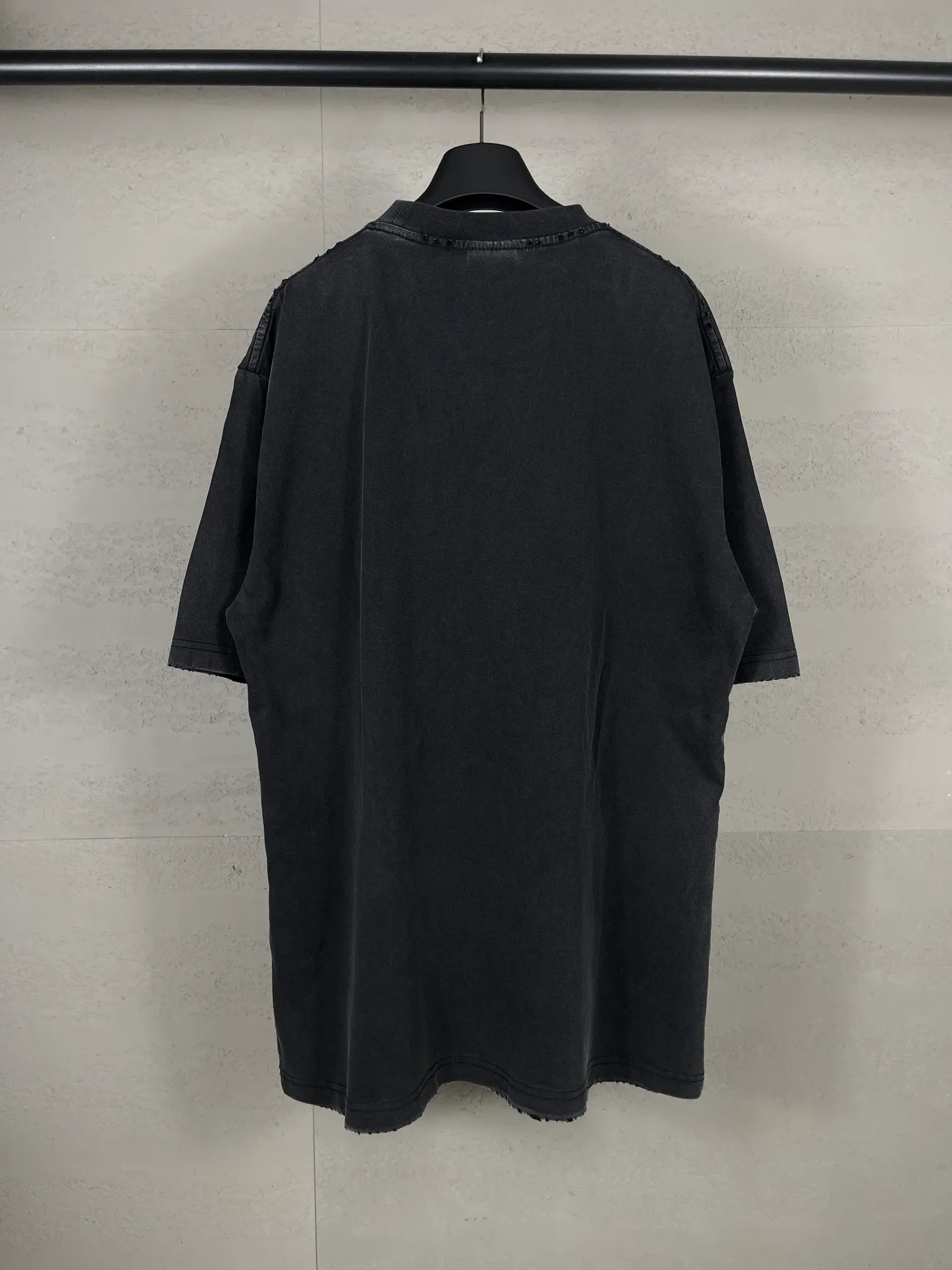 🅿️194 Actual pictures [Top version. Official website quality] BALENCI*GA/Paris. 53rd season Balenciaga New. Vintage high-end limited edition short-sleeved T-shirt. The pattern on the front is damaged by the direct-injection printing. The ready-made garments are washed and worn. SS24 new model. Brick cabinet synchronization. Genuine product developed at the first time, please print and compare! The fabric is made of Paris ZP custom-woven and dyed cotton double yarn. Weighing 260 grams, the cloth surface is clean. The cloth pattern is clear, soft and comfortable. The threads are dyed with no color difference. The printing uses environmentally friendly imported materials and self-inking direct injection. The pattern letters are clear and the effect is three-dimensional. The entire garment is washed, distressed and worn. The version adopts OS loose shoulder design. Same style for men and women. Code: BL223393 Color: washed black, size: XS S M L