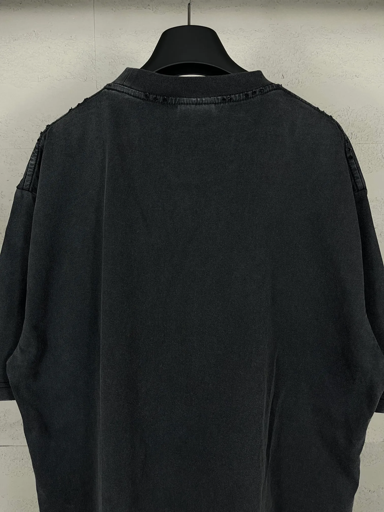 🅿️194 Actual pictures [Top version. Official website quality] BALENCI*GA/Paris. 53rd season Balenciaga New. Vintage high-end limited edition short-sleeved T-shirt. The pattern on the front is damaged by the direct-injection printing. The ready-made garments are washed and worn. SS24 new model. Brick cabinet synchronization. Genuine product developed at the first time, please print and compare! The fabric is made of Paris ZP custom-woven and dyed cotton double yarn. Weighing 260 grams, the cloth surface is clean. The cloth pattern is clear, soft and comfortable. The threads are dyed with no color difference. The printing uses environmentally friendly imported materials and self-inking direct injection. The pattern letters are clear and the effect is three-dimensional. The entire garment is washed, distressed and worn. The version adopts OS loose shoulder design. Same style for men and women. Code: BL223393 Color: washed black, size: XS S M L