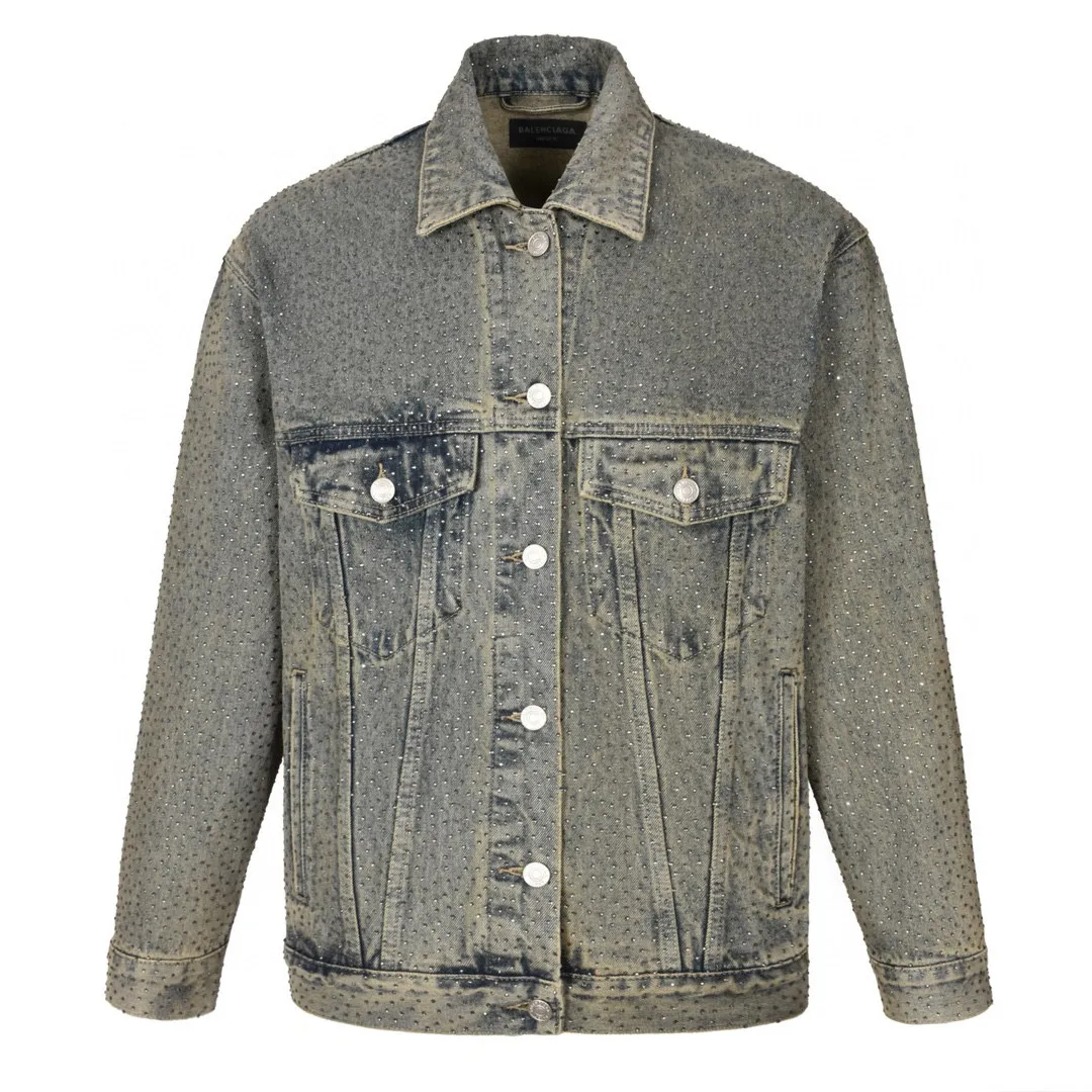 🅿️480 [Exclusive supply] BLCG 23FW full diamond denim jacket. The original version was purchased and developed for 52,800. The fabric is made of 100% pure cotton twill denim and is manufactured with high-density equipment imported from Italy. The original base does not contain spandex and is almost elastic, conveying the simple texture of the denim item itself. Through washing and sanding, it creates an aged texture and a natural color. The full-width diamonds are made by hot pressing process. The diamonds are completely hand-burned. The heavy work is very labor-intensive and time-consuming. There are more than 80,000 diamonds in the whole piece of clothing. The size, material, color and light of the diamonds are exactly the same as the original ones. The lettering hardware accessories are custom-made using molds, and matte silver plating is performed with reference to the ZP color effect. OS silhouette version, the upper body is highly recognizable. Size:S/M/L/XL