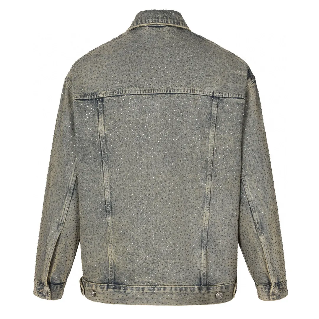 🅿️480 [Exclusive supply] BLCG 23FW full diamond denim jacket. The original version was purchased and developed for 52,800. The fabric is made of 100% pure cotton twill denim and is manufactured with high-density equipment imported from Italy. The original base does not contain spandex and is almost elastic, conveying the simple texture of the denim item itself. Through washing and sanding, it creates an aged texture and a natural color. The full-width diamonds are made by hot pressing process. The diamonds are completely hand-burned. The heavy work is very labor-intensive and time-consuming. There are more than 80,000 diamonds in the whole piece of clothing. The size, material, color and light of the diamonds are exactly the same as the original ones. The lettering hardware accessories are custom-made using molds, and matte silver plating is performed with reference to the ZP color effect. OS silhouette version, the upper body is highly recognizable. Size:S/M/L/XL