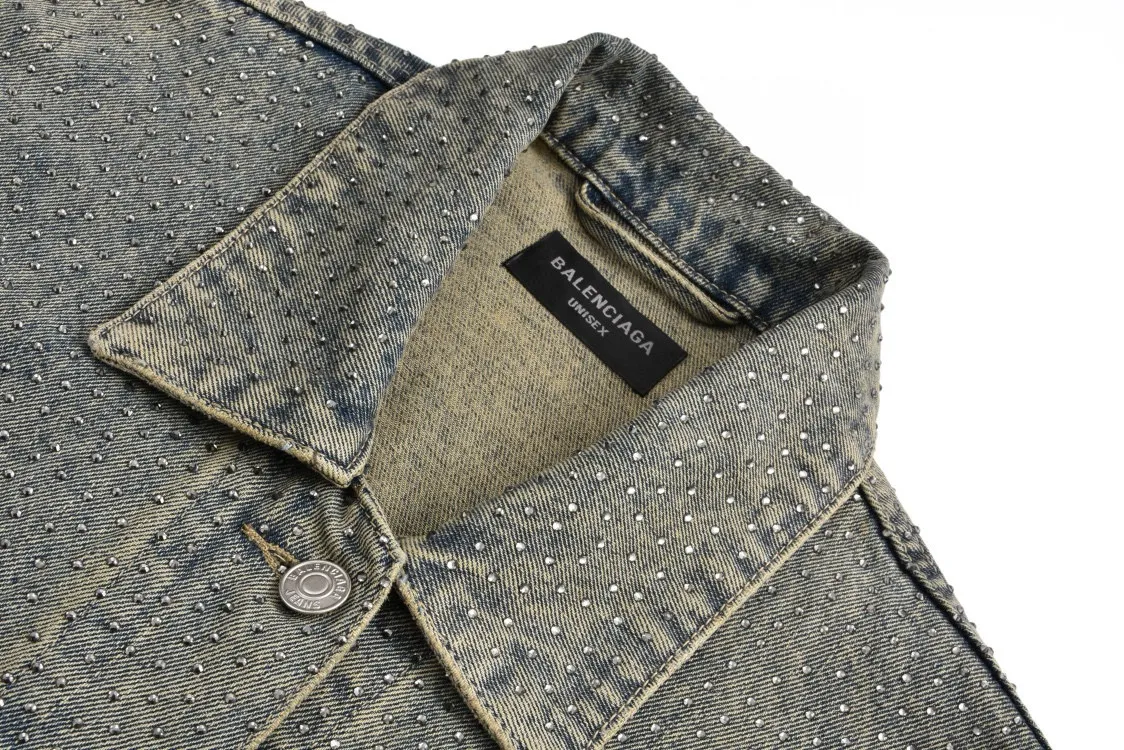 🅿️480 [Exclusive supply] BLCG 23FW full diamond denim jacket. The original version was purchased and developed for 52,800. The fabric is made of 100% pure cotton twill denim and is manufactured with high-density equipment imported from Italy. The original base does not contain spandex and is almost elastic, conveying the simple texture of the denim item itself. Through washing and sanding, it creates an aged texture and a natural color. The full-width diamonds are made by hot pressing process. The diamonds are completely hand-burned. The heavy work is very labor-intensive and time-consuming. There are more than 80,000 diamonds in the whole piece of clothing. The size, material, color and light of the diamonds are exactly the same as the original ones. The lettering hardware accessories are custom-made using molds, and matte silver plating is performed with reference to the ZP color effect. OS silhouette version, the upper body is highly recognizable. Size:S/M/L/XL
