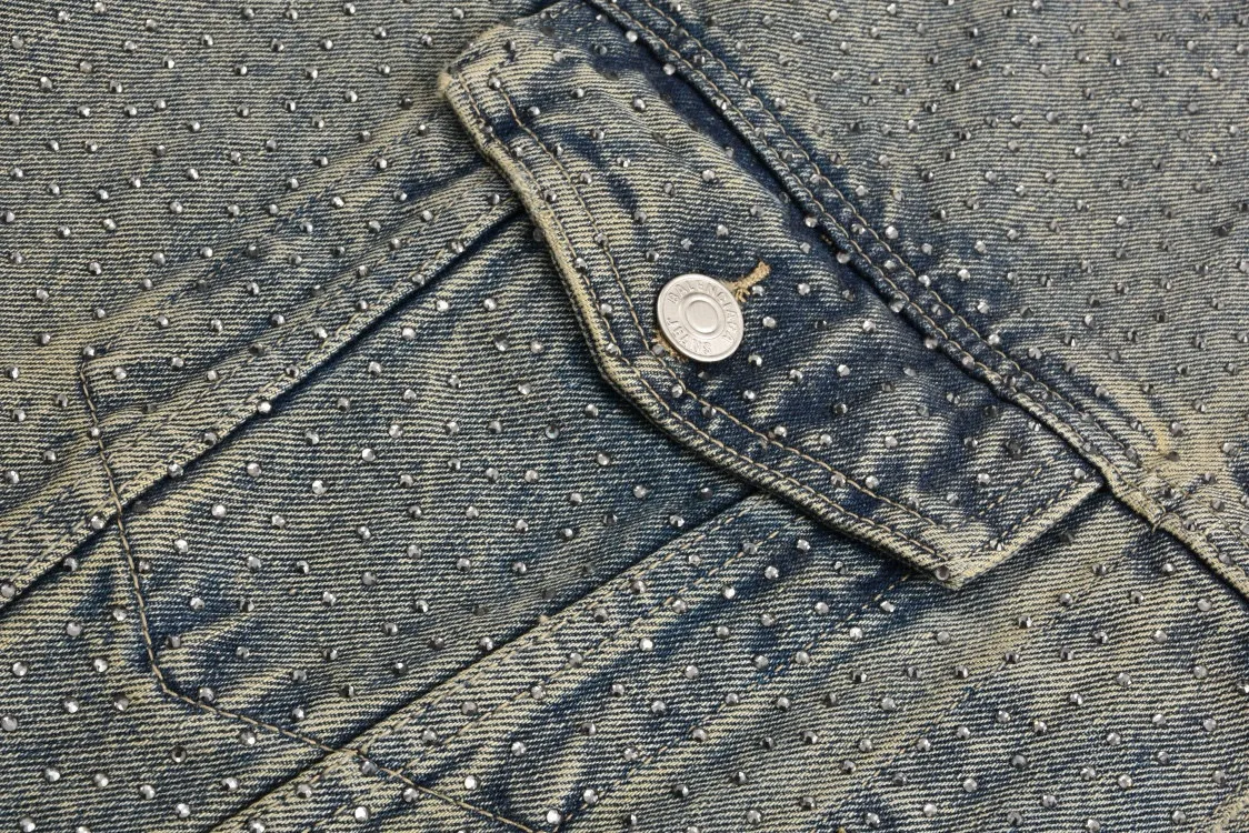 🅿️480 [Exclusive supply] BLCG 23FW full diamond denim jacket. The original version was purchased and developed for 52,800. The fabric is made of 100% pure cotton twill denim and is manufactured with high-density equipment imported from Italy. The original base does not contain spandex and is almost elastic, conveying the simple texture of the denim item itself. Through washing and sanding, it creates an aged texture and a natural color. The full-width diamonds are made by hot pressing process. The diamonds are completely hand-burned. The heavy work is very labor-intensive and time-consuming. There are more than 80,000 diamonds in the whole piece of clothing. The size, material, color and light of the diamonds are exactly the same as the original ones. The lettering hardware accessories are custom-made using molds, and matte silver plating is performed with reference to the ZP color effect. OS silhouette version, the upper body is highly recognizable. Size:S/M/L/XL