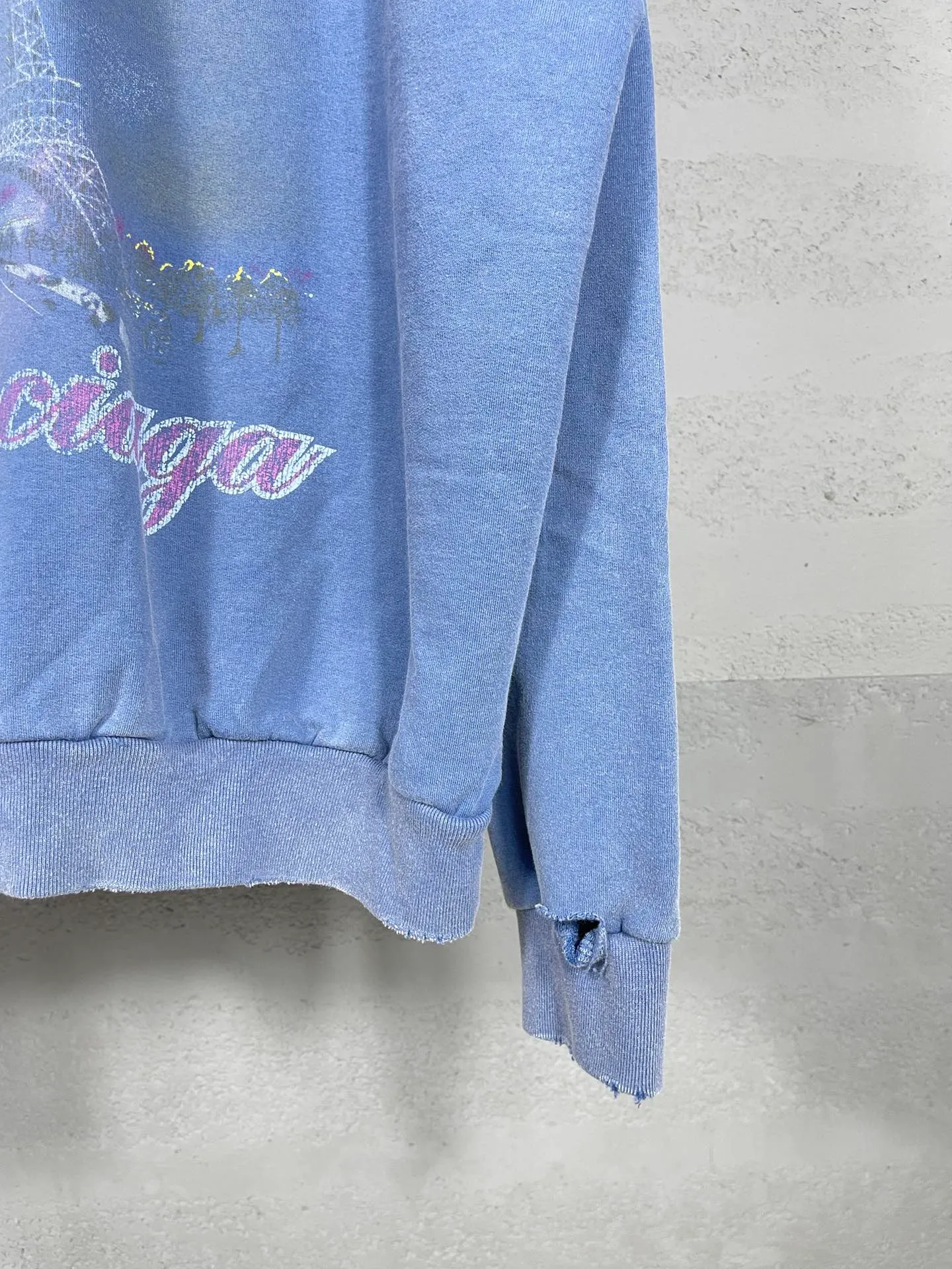 🅿️370 real photos [Top version. Official website quality] BALENCI*GA/Paris. 2024 latest autumn and winter Paris Eiffel Tower direct-injection white ink gradient color printing washed and worn hooded sweatshirt. Overweight craftsmanship, brick cabinet synchronization. ⚠️Distinguish the market currency, genuine product development, welcome to compare! The weight is 460 grams, ground. The hand-painted is consistent with ZP, and the printing uses Kornit digital direct printing. The garments are washed and worn. The whole piece is designed with extra heavy craftsmanship. Comparisons welcome. The version adopts OS loose shoulder design. Same style for men and women. Code: BL238919 Color: pink, washed blue Size: XS. S. M. L