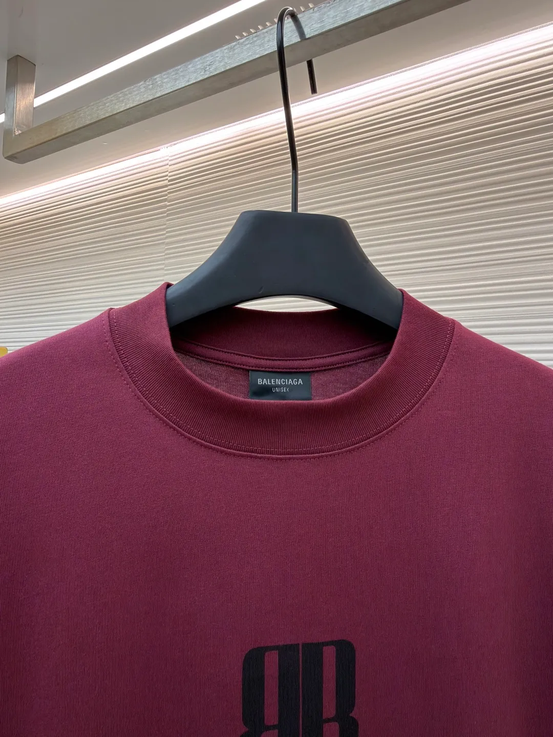 Balenciaga nano BB printed short sleeves ●Original version: 4600 purchase and development ●Item number: 1682350-X90 ●Fabric: moire jersey fabric ●Technology: glue printing production ●Color: burgundy ●Version: loose version ●Weight: about 330 grams ●Size: The layered texture carrier is embellished with the exquisite Balenciaga nano BB art on the chest and stamped with a silver-gray artistic seal. It is a concrete expression of the brand's soul. Use every outfit to outline your own fashion picture. Glue printing is used. The chest printing has been modified three times with the film screen. The glue liquid paint is used to print the pattern on the fabric. The fabric is baked to fix the printed pattern. The fabric has been washed. It has a better hand feel and texture. It is not easy to deform, not easy to shrink, not easy to fade, and maintains long-term beauty. The overall wiring is straight and delicate, the fabric is comfortable and soft, and the color is consistent without color difference. It can be matched with the same style to create a fashionable look and control various occasions. Customized accessories, complete with three standards, same style for men and women!