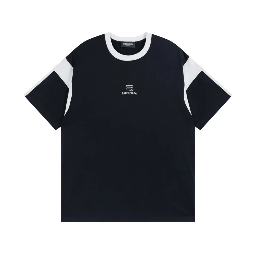 🅿️196 Detailed picture [Top version. Official website quality] BALENCI*GA/Paris #Classic LOGO Chest Embroidered Splicing Short-sleeved T-shirt# The fabric is made of Paris ZP custom-woven and dyed cotton double yarn. Weighing 260 grams, the cloth surface is clean. The cloth pattern is clear, soft and comfortable. The threads are dyed with no color difference. The classic pattern embroidery uses imported Tajima embroidery machines, and the letters are three-dimensional and neat. The half-sleeves are multi-piece spliced, double-needle pressed, and hemmed on the shoulders. The process is complex. Different market currencies, welcome to compare. The version adopts OS loose shoulder design. Same style for men and women. Code: BL223021 Color: Black. Red Size: XS to L