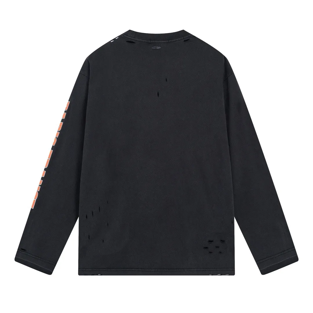 🅿️220 Actual Photos [Top version. Official website quality] BALENCI*GA/Paris. BB scissors LOGO printed ready-to-wear washed and distressed long-sleeved T-shirt. Brick cabinet synchronization. The fabric is made of Paris ZP custom-woven and dyed 100% cotton double yarn compact cotton. The weight is 260 grams, the cloth surface is clean. The cloth pattern is clear, soft and comfortable, and the thread is dyed with no color difference. The classic pattern is printed with environmentally friendly imported materials, straight cracks and cracked glue. Precision printing screen, the letters are clear and the effect is three-dimensional. Restored brick cabinet. The garments were washed and aged, and polished by many hands. Produced by super heavy craftsmanship, different market currencies, welcome to compare, the version adopts OS loose shoulder version. Same style for men and women. Code: BL225019 Color: Washed Black. Size: XS S M L