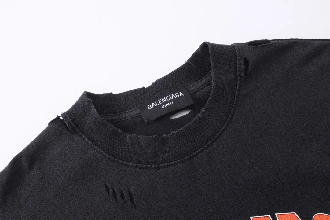 🅿️220 Actual Photos [Top version. Official website quality] BALENCI*GA/Paris. BB scissors LOGO printed ready-to-wear washed and distressed long-sleeved T-shirt. Brick cabinet synchronization. The fabric is made of Paris ZP custom-woven and dyed 100% cotton double yarn compact cotton. The weight is 260 grams, the cloth surface is clean. The cloth pattern is clear, soft and comfortable, and the thread is dyed with no color difference. The classic pattern is printed with environmentally friendly imported materials, straight cracks and cracked glue. Precision printing screen, the letters are clear and the effect is three-dimensional. Restored brick cabinet. The garments were washed and aged, and polished by many hands. Produced by super heavy craftsmanship, different market currencies, welcome to compare, the version adopts OS loose shoulder version. Same style for men and women. Code: BL225019 Color: Washed Black. Size: XS S M L