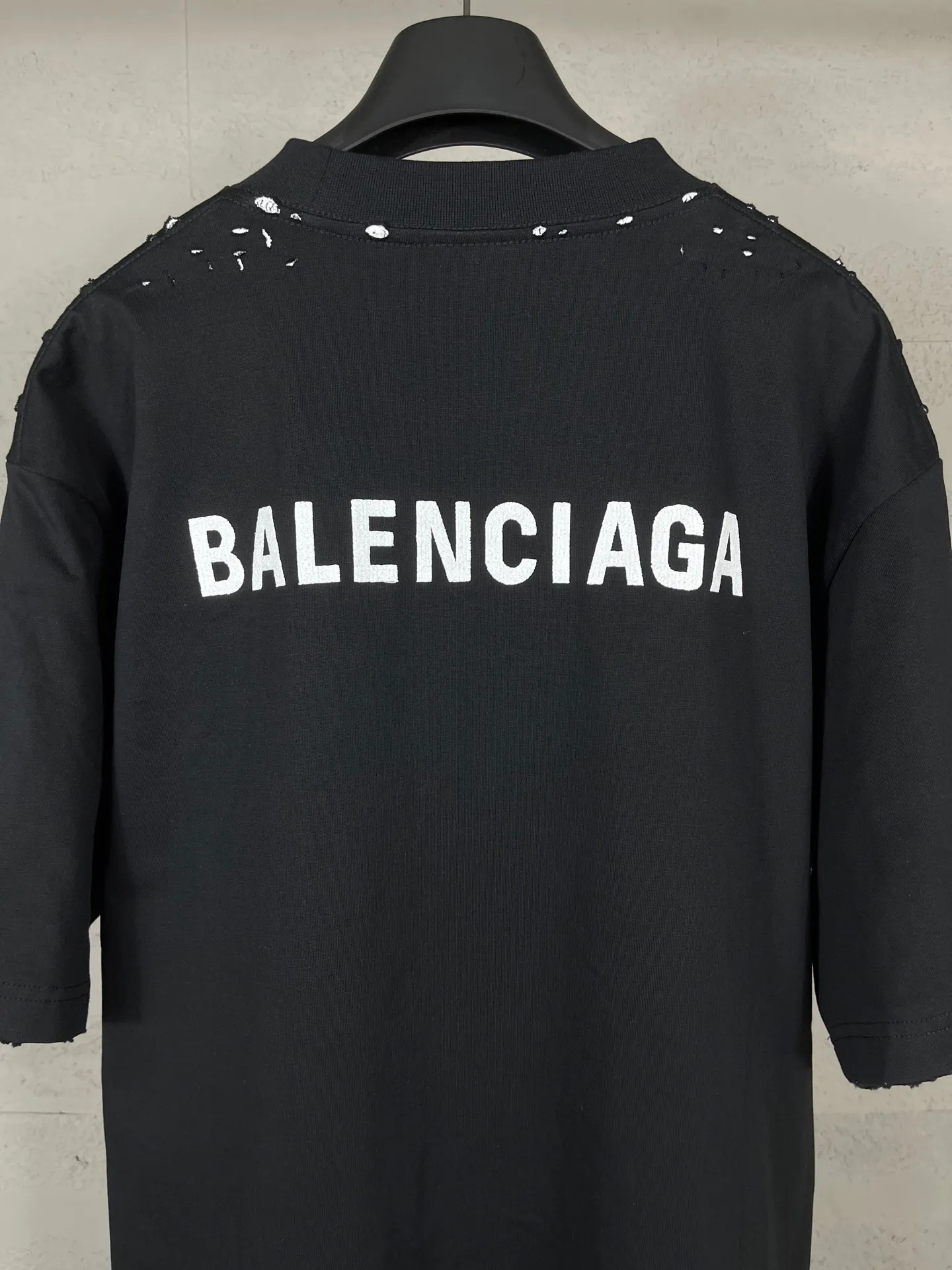 🅿️240 real photos [Top version. Official website quality] BALENCI*GA/SS25 new model. Paris letters LOGO embroidered on the front and back, double-layered two-piece set of washed and worn distressed short-sleeved T-shirt # with multiple spots on the back distressed and distressed SS25 latest style. Research and development at the first time, different market currencies. Comparisons welcome. The fabric is made of Paris ZP custom-woven and dyed cotton double yarn. Weighing 260 grams, the cloth surface is clean. The cloth pattern is clear, soft and comfortable. The threads are dyed with no color difference. The embroidery is done with embroidery machines imported from Tajima, and the garments are washed and worn to make them look old. Jubie market currency. Welcome to compare. The version adopts OS loose shoulder design. Same style for men and women. Code: BL253707 Color: Black Size: XS S M L