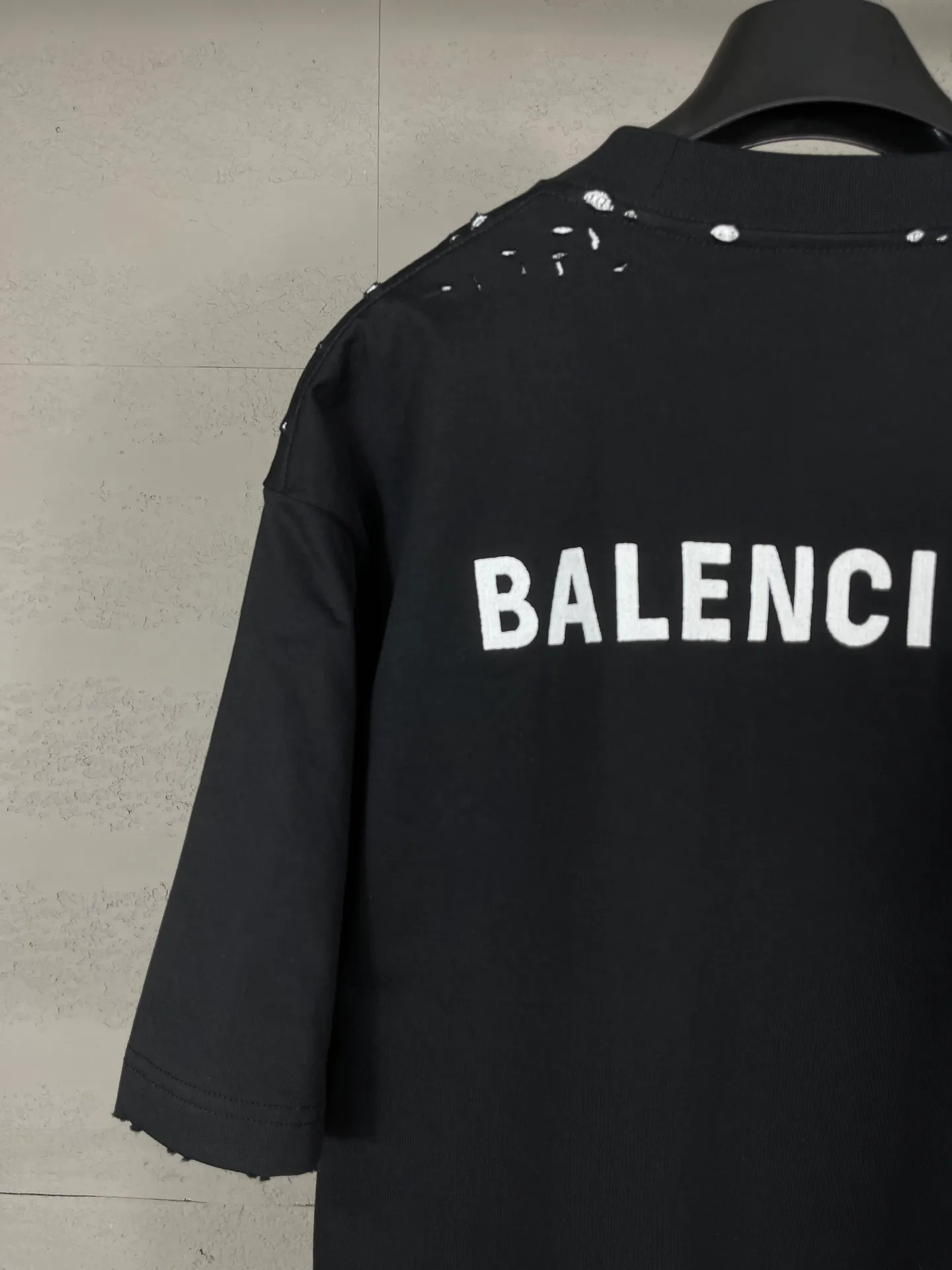 🅿️240 real photos [Top version. Official website quality] BALENCI*GA/SS25 new model. Paris letters LOGO embroidered on the front and back, double-layered two-piece set of washed and worn distressed short-sleeved T-shirt # with multiple spots on the back distressed and distressed SS25 latest style. Research and development at the first time, different market currencies. Comparisons welcome. The fabric is made of Paris ZP custom-woven and dyed cotton double yarn. Weighing 260 grams, the cloth surface is clean. The cloth pattern is clear, soft and comfortable. The threads are dyed with no color difference. The embroidery is done with embroidery machines imported from Tajima, and the garments are washed and worn to make them look old. Jubie market currency. Welcome to compare. The version adopts OS loose shoulder design. Same style for men and women. Code: BL253707 Color: Black Size: XS S M L