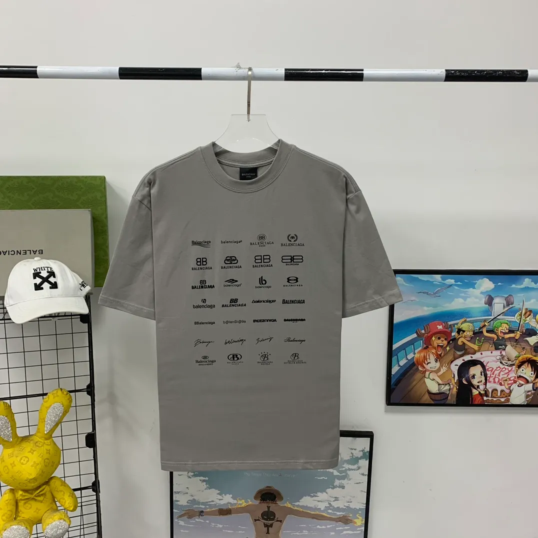 [New] The top version of Balenciaga BALENCIAGA is fully printed with LOGO slogans for male and female couples stars. The same style pure cotton loose short-sleeved T-shirt. Balenciaga was founded by Cristobal Balenciaga, a great genius designer who is known as the representative of the 20th century. For more than half a century since the brand was founded, Balenciaga has been famous for its fashion and elegance in the fashion industry. You can find any of your favorite logos on the front and back of this piece, Ness.  The front and rear printing uses low-coverage screen printing technology, and the glue is imported. The printing is very delicate, and the scratched out problems are very clear and there are no burrs. The fabric is made of 280g double-ply double-yarn pure cotton loose fabric, which is loose and breathable, has good drying effect, full drape and skin toning. Color: Black White Pink Light Gray Dark Gray Size: XS-L P:260