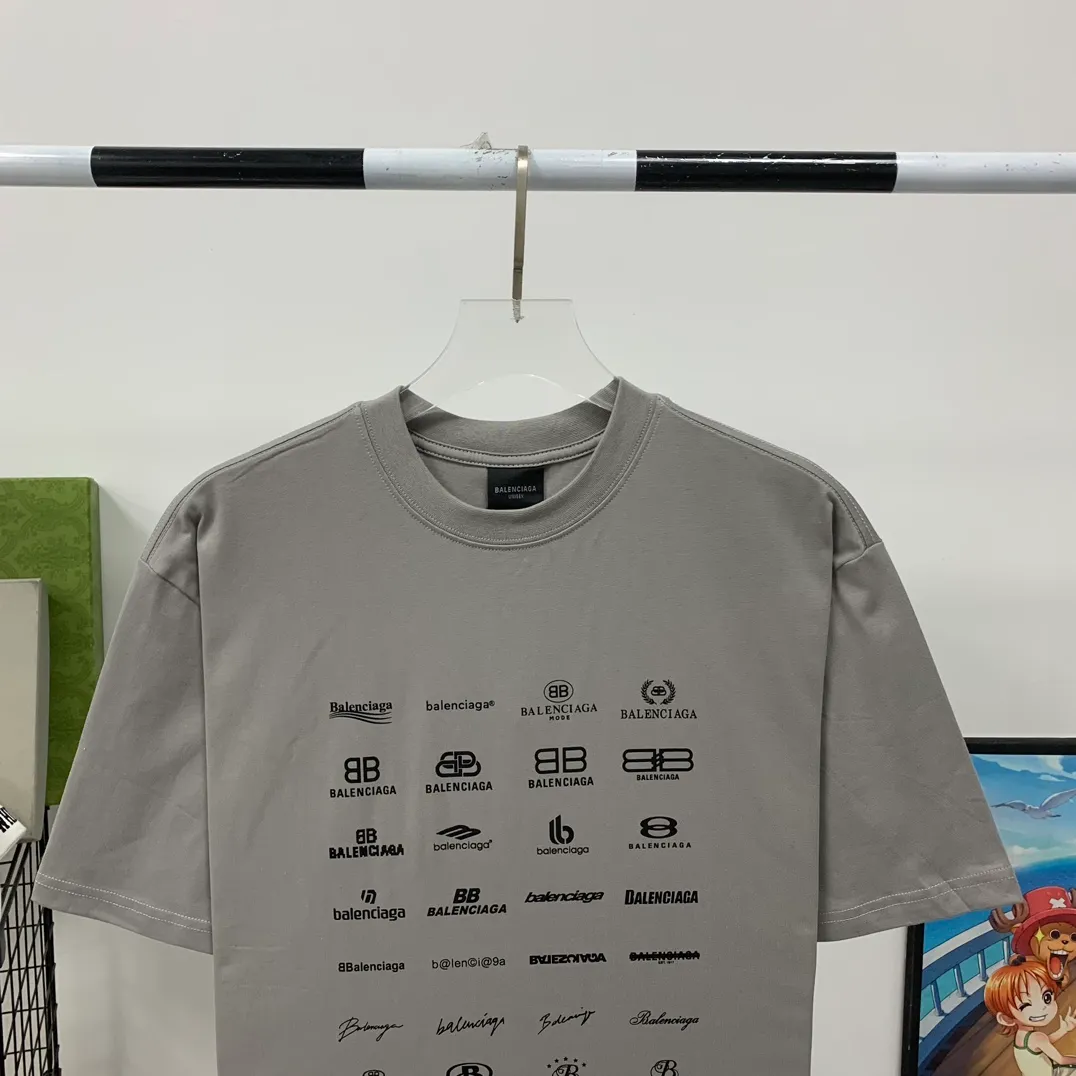 [New] The top version of Balenciaga BALENCIAGA is fully printed with LOGO slogans for male and female couples stars. The same style pure cotton loose short-sleeved T-shirt. Balenciaga was founded by Cristobal Balenciaga, a great genius designer who is known as the representative of the 20th century. For more than half a century since the brand was founded, Balenciaga has been famous for its fashion and elegance in the fashion industry. You can find any of your favorite logos on the front and back of this piece, Ness.  The front and rear printing uses low-coverage screen printing technology, and the glue is imported. The printing is very delicate, and the scratched out problems are very clear and there are no burrs. The fabric is made of 280g double-ply double-yarn pure cotton loose fabric, which is loose and breathable, has good drying effect, full drape and skin toning. Color: Black White Pink Light Gray Dark Gray Size: XS-L P:260