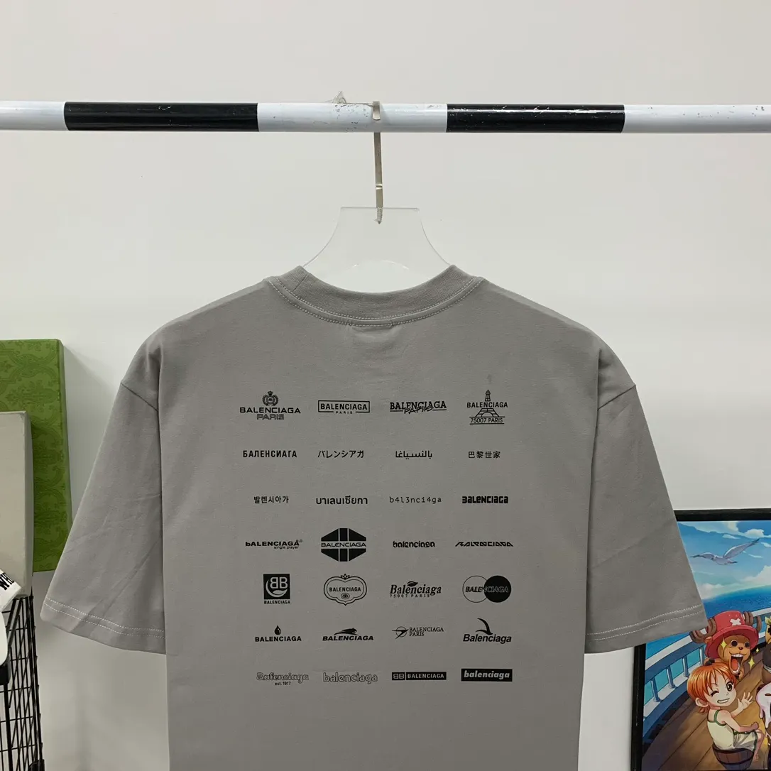 [New] The top version of Balenciaga BALENCIAGA is fully printed with LOGO slogans for male and female couples stars. The same style pure cotton loose short-sleeved T-shirt. Balenciaga was founded by Cristobal Balenciaga, a great genius designer who is known as the representative of the 20th century. For more than half a century since the brand was founded, Balenciaga has been famous for its fashion and elegance in the fashion industry. You can find any of your favorite logos on the front and back of this piece, Ness.  The front and rear printing uses low-coverage screen printing technology, and the glue is imported. The printing is very delicate, and the scratched out problems are very clear and there are no burrs. The fabric is made of 280g double-ply double-yarn pure cotton loose fabric, which is loose and breathable, has good drying effect, full drape and skin toning. Color: Black White Pink Light Gray Dark Gray Size: XS-L P:260