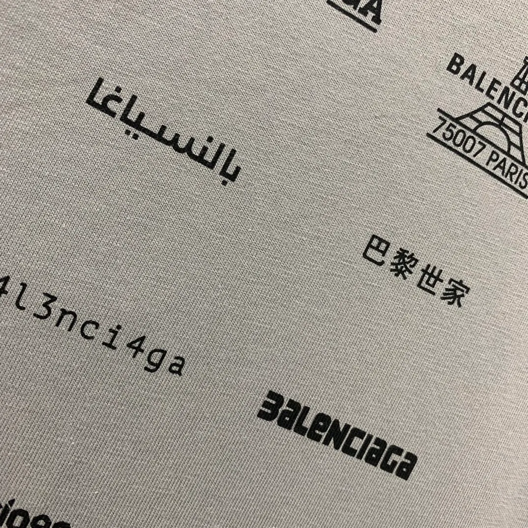 [New] The top version of Balenciaga BALENCIAGA is fully printed with LOGO slogans for male and female couples stars. The same style pure cotton loose short-sleeved T-shirt. Balenciaga was founded by Cristobal Balenciaga, a great genius designer who is known as the representative of the 20th century. For more than half a century since the brand was founded, Balenciaga has been famous for its fashion and elegance in the fashion industry. You can find any of your favorite logos on the front and back of this piece, Ness.  The front and rear printing uses low-coverage screen printing technology, and the glue is imported. The printing is very delicate, and the scratched out problems are very clear and there are no burrs. The fabric is made of 280g double-ply double-yarn pure cotton loose fabric, which is loose and breathable, has good drying effect, full drape and skin toning. Color: Black White Pink Light Gray Dark Gray Size: XS-L P:260