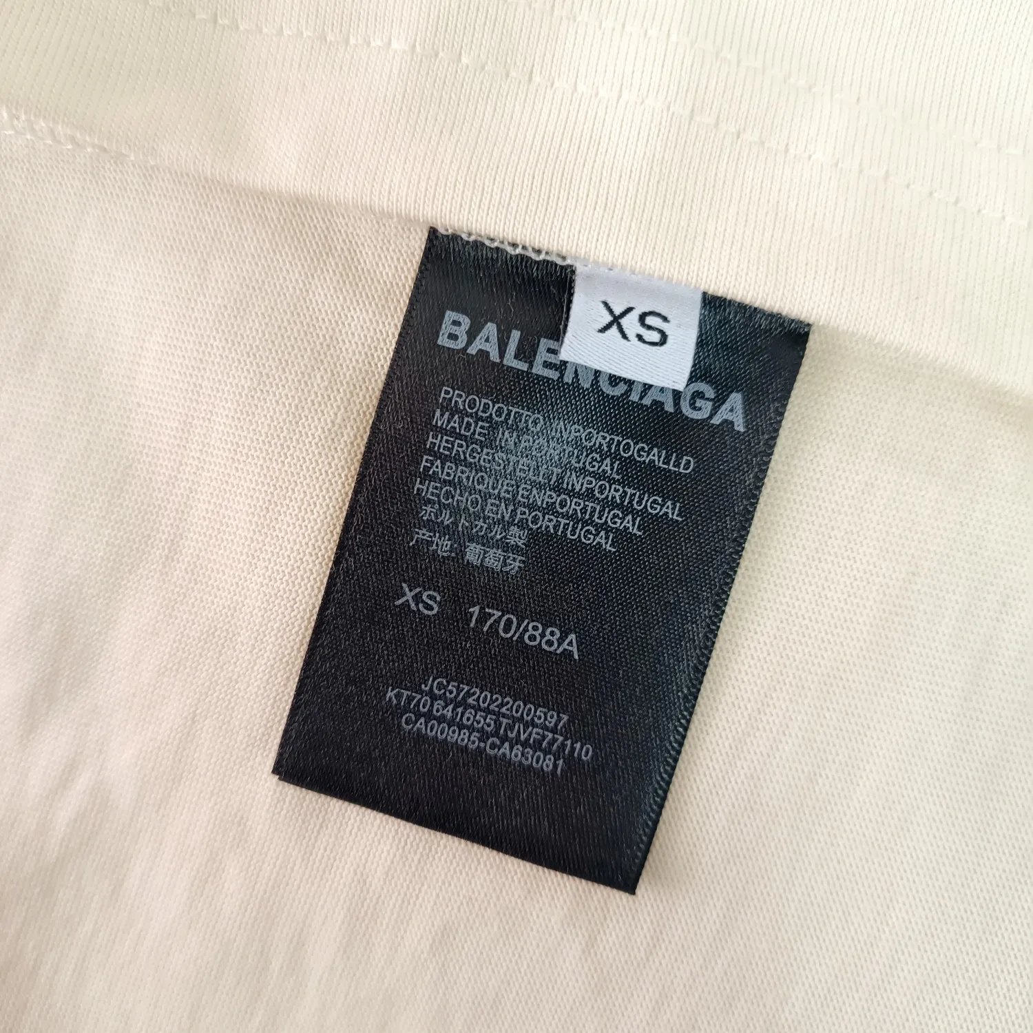 [New] The top tried and tested version of Balenciaga/Balenciaga 2023ss spring new BB lock letter embroidered round neck pullover T-shirt. The appearance of B's ​​single product is of course outstanding. It will definitely attract attention when paired with a couple's style! Fashionable, relaxed and stylish, the atmosphere suddenly fills up~ It is made of 280g double-ply double-yarn plain cotton loose fabric. Good fabrics give us the intuitive feeling that they are high-end, comfortable, soft, delicate and sinewy. Even if you don’t understand fabrics, the touch can give you a new feeling! The design is also really eye-catching. The co-branded print makes the overall look simple and elegant, high-end and fashionable ~ The BB lock letter embroidery design on the chest breaks the boring and boring design of previous years and makes it more youthful and fashionable, adding a trendy style that keeps pace with the times! An item with obvious high street style, OS loose fit cutting design, and the upper body is very durable. This short-sleeved shirt can definitely add a lot of color to your outfit, and also provide you with more charm and temptation in your daily life. Size: XS-L Color: black, off-white P:240