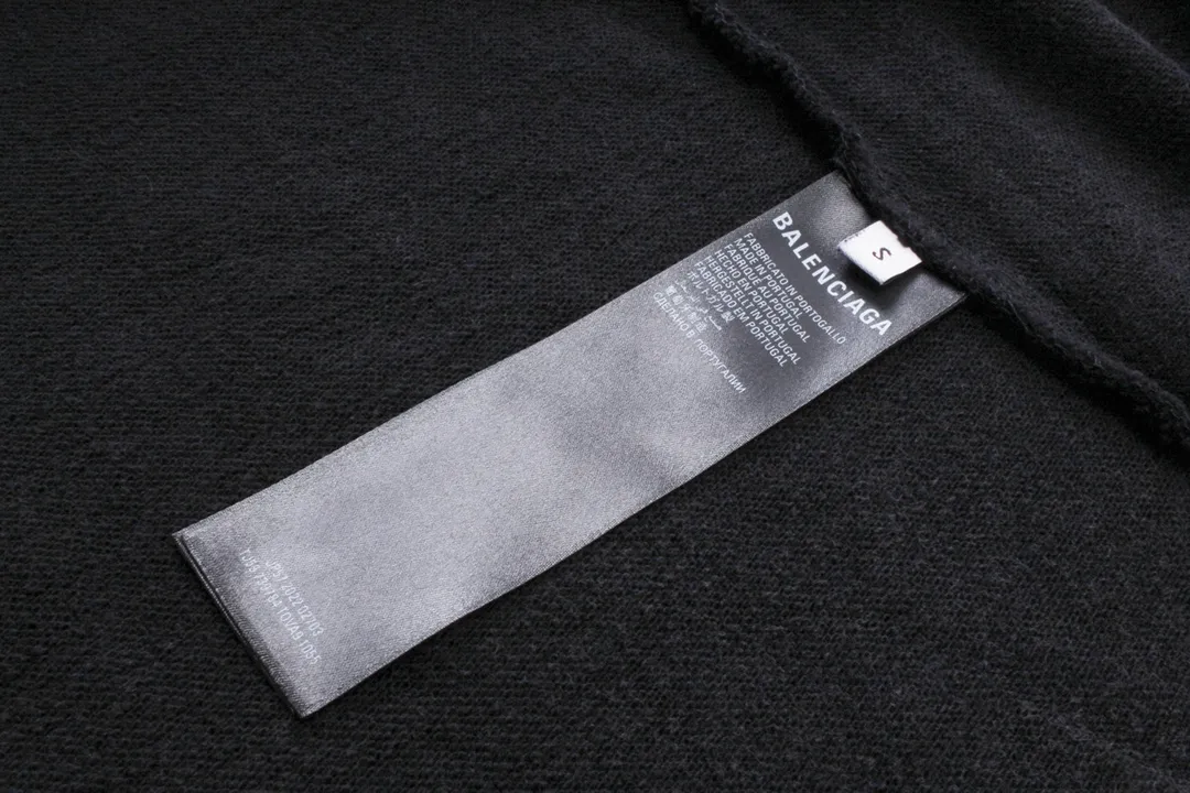 🅿️320 Detailed picture [Top version. Official website quality] BALENCI*GA/Paris. New model, embroidered XXXL classic letters on the chest, synchronized with brick cabinets in autumn and winter. The fabric is made of Paris ZP custom-woven and dyed cotton double-yarn large sweater. The net weight is 450 grams. The cloth surface is clean. The cloth pattern is clear, soft and comfortable. The threads are dyed with no color difference. The classic letter LOGO pattern is embroidered using Tajima embroidery machine, with high-density embroidery, the letters are clear and the three-dimensional effect is strong. Restored brick cabinets. The version adopts OS loose shoulder design. Same style for men and women. Code: BL238083 Color: Black Size: XS S M L