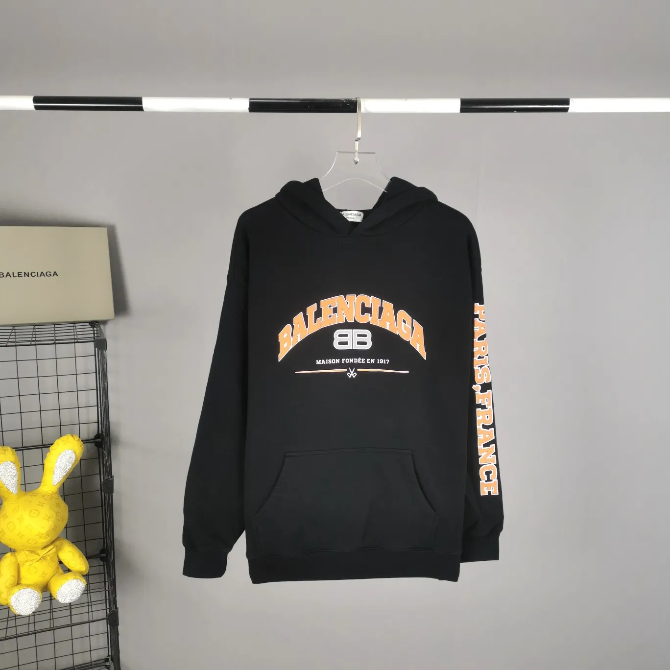 The top version of BALENCIAGA, a house built in 1917, with cracks, turtles, cracks, and holes, is the same hoodie and sweatshirt for male and female couples. The latest season of Paris still uses the basic creation logo 1917 + scissors elements to enhance the public’s impression of Paris’ long-standing brand and re-understand it. The printing still uses the crackle pattern process and the basic glue is used as the base. Prints pull evenly. It adopts the horizontal cracking method, the texture is clear and uniform, it will not fall off easily, and there is no pressure in backwashing and drying. Laser piercing is used to pierce the body, and the piercing effect is obvious. And there will be no wrinkles or deformation at the holes. The neckline is manually frayed, which is very costly and time-consuming. Excellent products, that’s how they come out. The fabric is made of 520g composite crystal fleece fabric, which is full of drape. Package. The hang tags are fully customized and synchronized one to one.  Color: black Size: XS-L (maximum wear: 230 pounds) P:490
