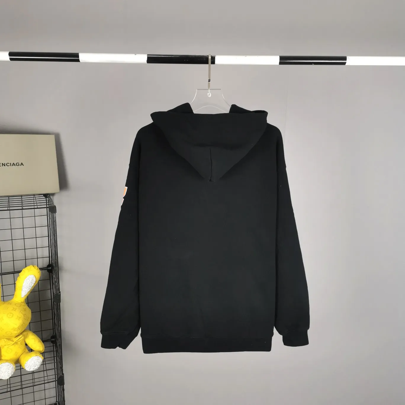 The top version of BALENCIAGA, a house built in 1917, with cracks, turtles, cracks, and holes, is the same hoodie and sweatshirt for male and female couples. The latest season of Paris still uses the basic creation logo 1917 + scissors elements to enhance the public’s impression of Paris’ long-standing brand and re-understand it. The printing still uses the crackle pattern process and the basic glue is used as the base. Prints pull evenly. It adopts the horizontal cracking method, the texture is clear and uniform, it will not fall off easily, and there is no pressure in backwashing and drying. Laser piercing is used to pierce the body, and the piercing effect is obvious. And there will be no wrinkles or deformation at the holes. The neckline is manually frayed, which is very costly and time-consuming. Excellent products, that’s how they come out. The fabric is made of 520g composite crystal fleece fabric, which is full of drape. Package. The hang tags are fully customized and synchronized one to one.  Color: black Size: XS-L (maximum wear: 230 pounds) P:490