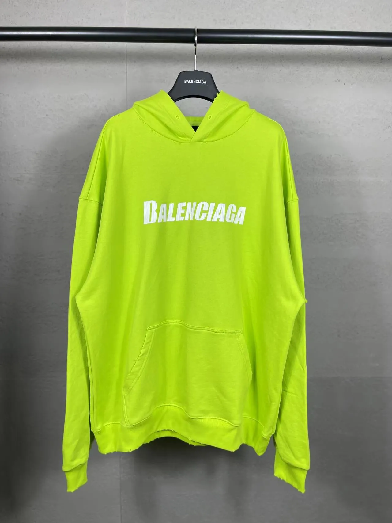 🅿️300 real photos [Top version. Official website quality] BALENCI*GA/Paris. 2023 new style. Classic letter LOGO printed distressed hooded sweatshirt. Brick cabinet synchronization. The fabric is made of Paris ZP custom-woven and dyed cotton double yarn terry sweatshirt material. The weight is 450 grams, the cloth surface is clean. The cloth pattern is clear, soft and comfortable. The threads are dyed with no color difference. The classic pattern is printed with environmentally friendly imported materials and precision printing screens, with clear letters and three-dimensional effect. Restored brick cabinet. The garments are hand-worn and distressed by many people. They are very different from the market currency. You are welcome to compare. The version adopts the OS loose shoulder version. The same style for men and women. Coding: BL238008 Color: black, coffee, white, fruit green Size: XS S M L