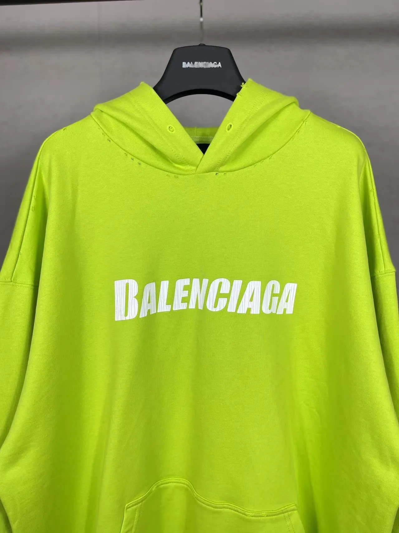 🅿️300 real photos [Top version. Official website quality] BALENCI*GA/Paris. 2023 new style. Classic letter LOGO printed distressed hooded sweatshirt. Brick cabinet synchronization. The fabric is made of Paris ZP custom-woven and dyed cotton double yarn terry sweatshirt material. The weight is 450 grams, the cloth surface is clean. The cloth pattern is clear, soft and comfortable. The threads are dyed with no color difference. The classic pattern is printed with environmentally friendly imported materials and precision printing screens, with clear letters and three-dimensional effect. Restored brick cabinet. The garments are hand-worn and distressed by many people. They are very different from the market currency. You are welcome to compare. The version adopts the OS loose shoulder version. The same style for men and women. Coding: BL238008 Color: black, coffee, white, fruit green Size: XS S M L