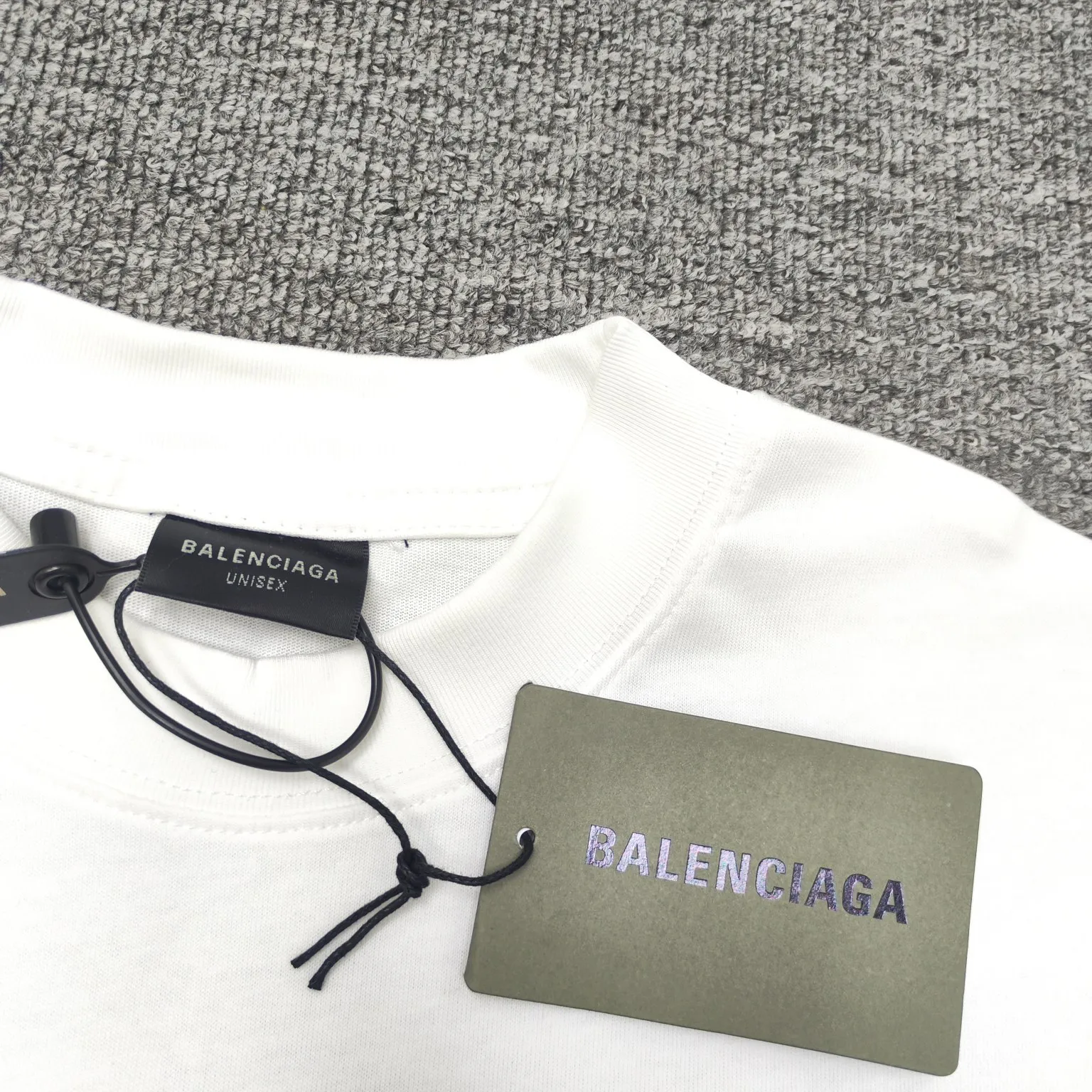 Top version BALENCIAGA Paris' new M-label LOGO letter embroidery short-sleeved T-shirt. The front arms are embroidered with imported Tajima machine heavy industry 10w+ needles. Fine embroidery without rough edges and miscellaneous threads. Very tight and obvious concave and convex texture. Custom-woven and dyed 260g combed cotton fabric. Zero color difference in threads. Perfect details. Different from the current version in the market. Welcome to compare. Same style for men and women. Must-sell in the picture above -Color: white black -SIZE: Xs S M L P:260