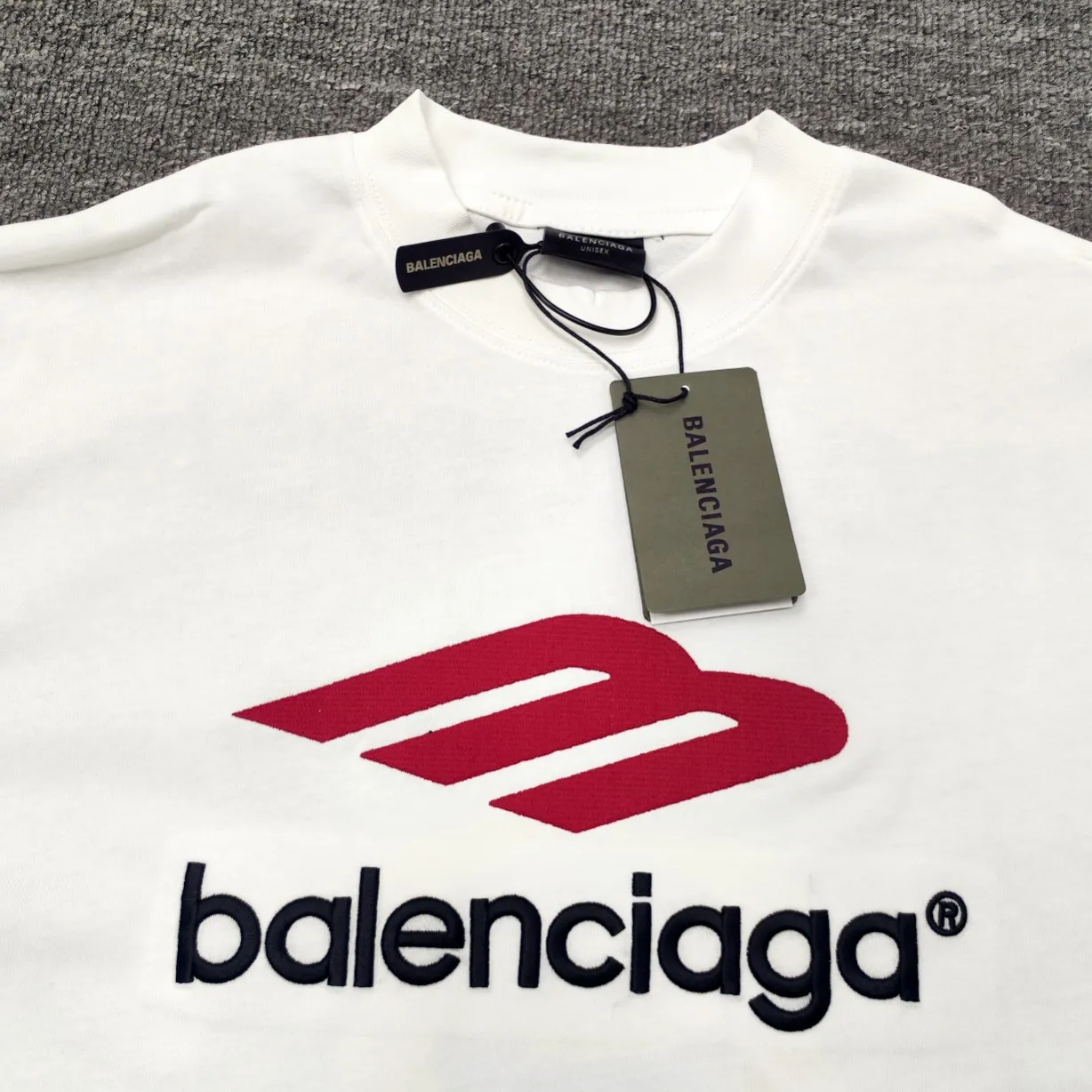 Top version BALENCIAGA Paris' new M-label LOGO letter embroidery short-sleeved T-shirt. The front arms are embroidered with imported Tajima machine heavy industry 10w+ needles. Fine embroidery without rough edges and miscellaneous threads. Very tight and obvious concave and convex texture. Custom-woven and dyed 260g combed cotton fabric. Zero color difference in threads. Perfect details. Different from the current version in the market. Welcome to compare. Same style for men and women. Must-sell in the picture above -Color: white black -SIZE: Xs S M L P:260