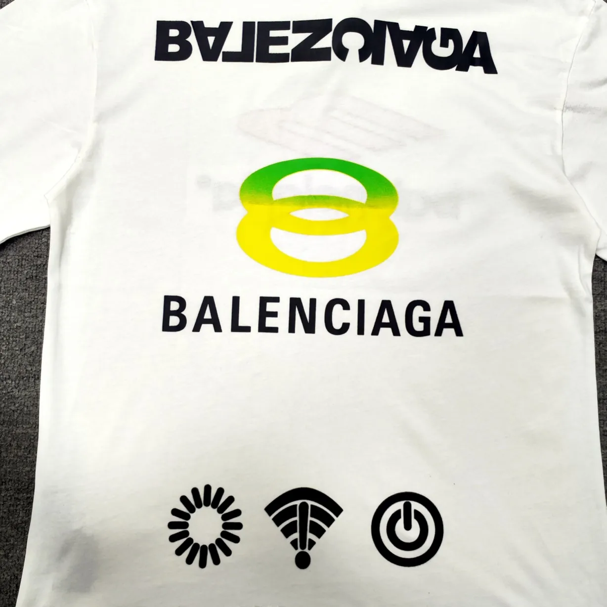 Top version BALENCIAGA Paris' new M-label LOGO letter embroidery short-sleeved T-shirt. The front arms are embroidered with imported Tajima machine heavy industry 10w+ needles. Fine embroidery without rough edges and miscellaneous threads. Very tight and obvious concave and convex texture. Custom-woven and dyed 260g combed cotton fabric. Zero color difference in threads. Perfect details. Different from the current version in the market. Welcome to compare. Same style for men and women. Must-sell in the picture above -Color: white black -SIZE: Xs S M L P:260