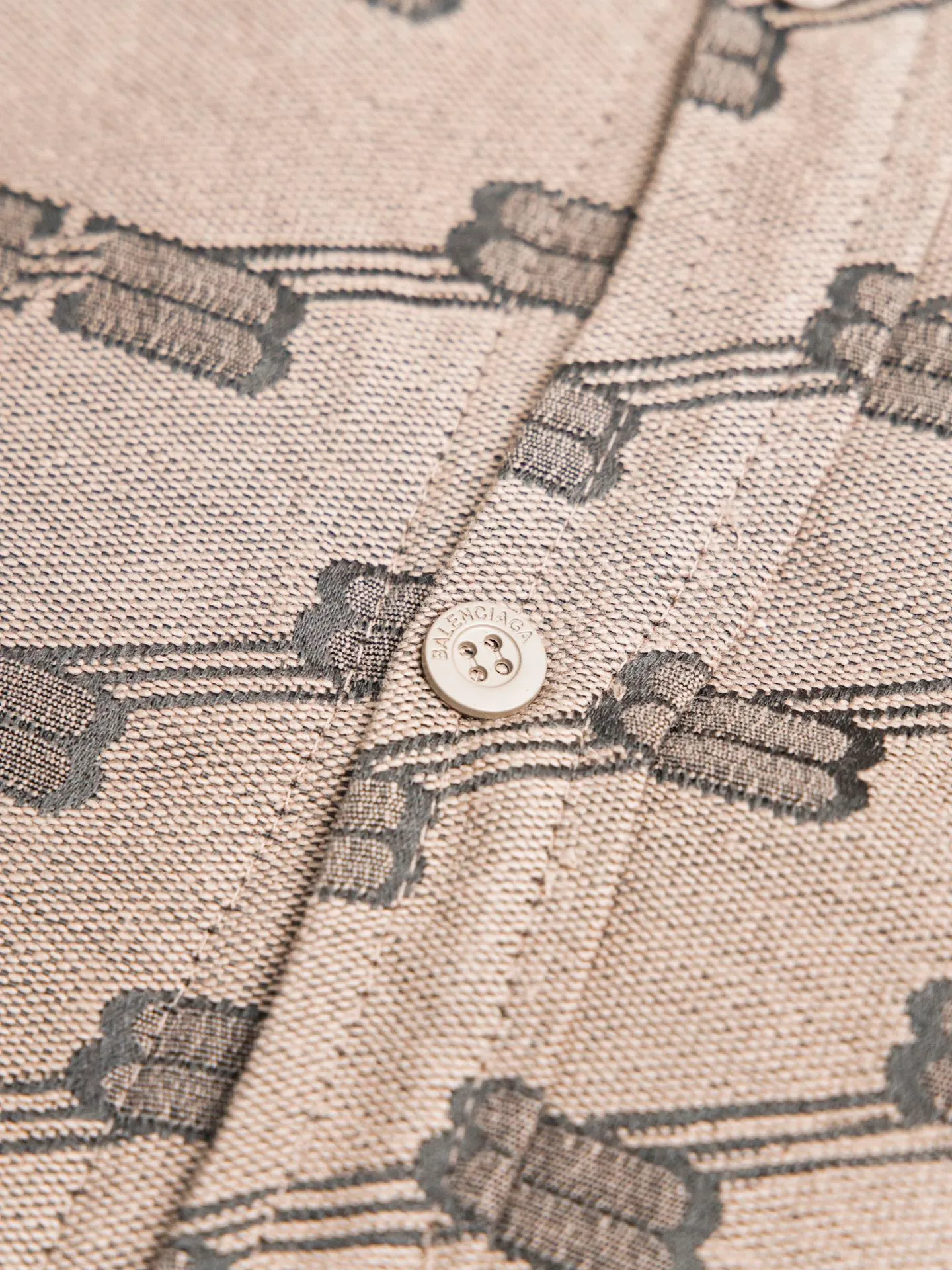 💰600 [Highest version] Balenciaga / Balenciaga Blcg 24FW catwalk style Double B lock second-hand jacquard lapel shirt jacket and cotton coat Correct version Raw material high-density cotton canvas Full jacquard process after final dyeing to create classic BB presbyopia pattern Diamond-shaped quilted cotton lining Selected long-staple cotton Warm and comfortable OS ultra-loose silhouette design The whole dress is made of positioning flowers + restored flowers on the front placket, purely hand-cut Original molded custom brand logo five-claw snap button Original main mark washed label tag packaging bag Color: black/khaki Size: 46/48/50/52 Size chart: Length Chest Shoulder width Sleeve length 46: 68 130 51 55 48: 70 134 53 56 50: 72 138 55 57 52: 74 142 57 58 Note: There is a difference of 1~2CM due to manual measurement.