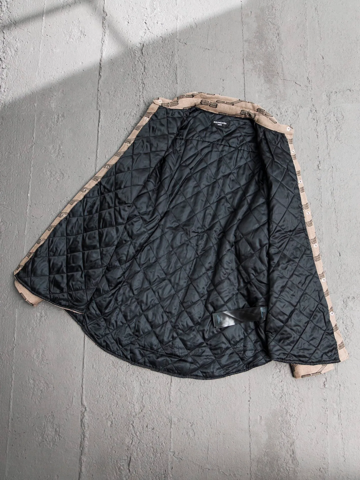 💰600 [Highest version] Balenciaga / Balenciaga Blcg 24FW catwalk style Double B lock second-hand jacquard lapel shirt jacket and cotton coat Correct version Raw material high-density cotton canvas Full jacquard process after final dyeing to create classic BB presbyopia pattern Diamond-shaped quilted cotton lining Selected long-staple cotton Warm and comfortable OS ultra-loose silhouette design The whole dress is made of positioning flowers + restored flowers on the front placket, purely hand-cut Original molded custom brand logo five-claw snap button Original main mark washed label tag packaging bag Color: black/khaki Size: 46/48/50/52 Size chart: Length Chest Shoulder width Sleeve length 46: 68 130 51 55 48: 70 134 53 56 50: 72 138 55 57 52: 74 142 57 58 Note: There is a difference of 1~2CM due to manual measurement.