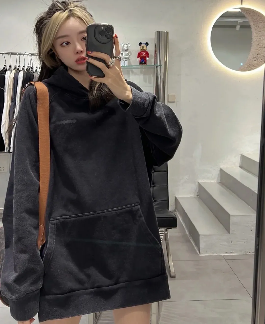 ♻️💯Upper body reference model picture❤️Spring and autumn BALENCIAGA new tape letter printing male and female couple star same style pure cotton hoodie hooded sweatshirt Made of 26-count double-yarn plain weave David's clothing, with a fish pattern bottom weighing 420 grams, 21-count double-yarn flat knitting ribs, the fabric is washed and cut to eliminate lint, 100% cotton resin cap cord, imported loom, custom-woven and dyed fabric, the yarn is 18SJC, custom-dyed threaded cap cord, front and rear webs The board is hand-printed, precision mesh is used to make the stencil, and imported environmentally friendly slurry is scraped. The letters are clearly restored, and the spacing between letters is all in line with the original version. The font size is consistent with the original version, and the comparison code number ratio is increased and enlarged. The letters are strictly aligned, and the spacing ratio and three-dimensional sense are highly restored. The printing has no burrs. Basically, the color difference is minimized to be infinitely close. The printing is transparent and has no burrs. The yarn is made of 18SJC and imported oil-proof treated thread, so there will be no oil stains. The car is an imported car with a silver sword and a knife, which does not eat the cloth and leaves no cloth. The sewing machine needle uses a No. 9 round-head needle, which does not cause any oil stains. The fibers of the fabric are punctured without breaking. The threading density is 3CM/14 needles. It is tight and not loose or sparse. The double-layer stitching of the back collar is firm and tight. The double-chain threading of the shoulders is tight. The hem is tightened. The fabric is full of drape. The pattern is consistent. From the dyeing to the process, the color and positioning are completely matched. Three standards for customized accessories. Size: XS-L Color: Washed Black P:450