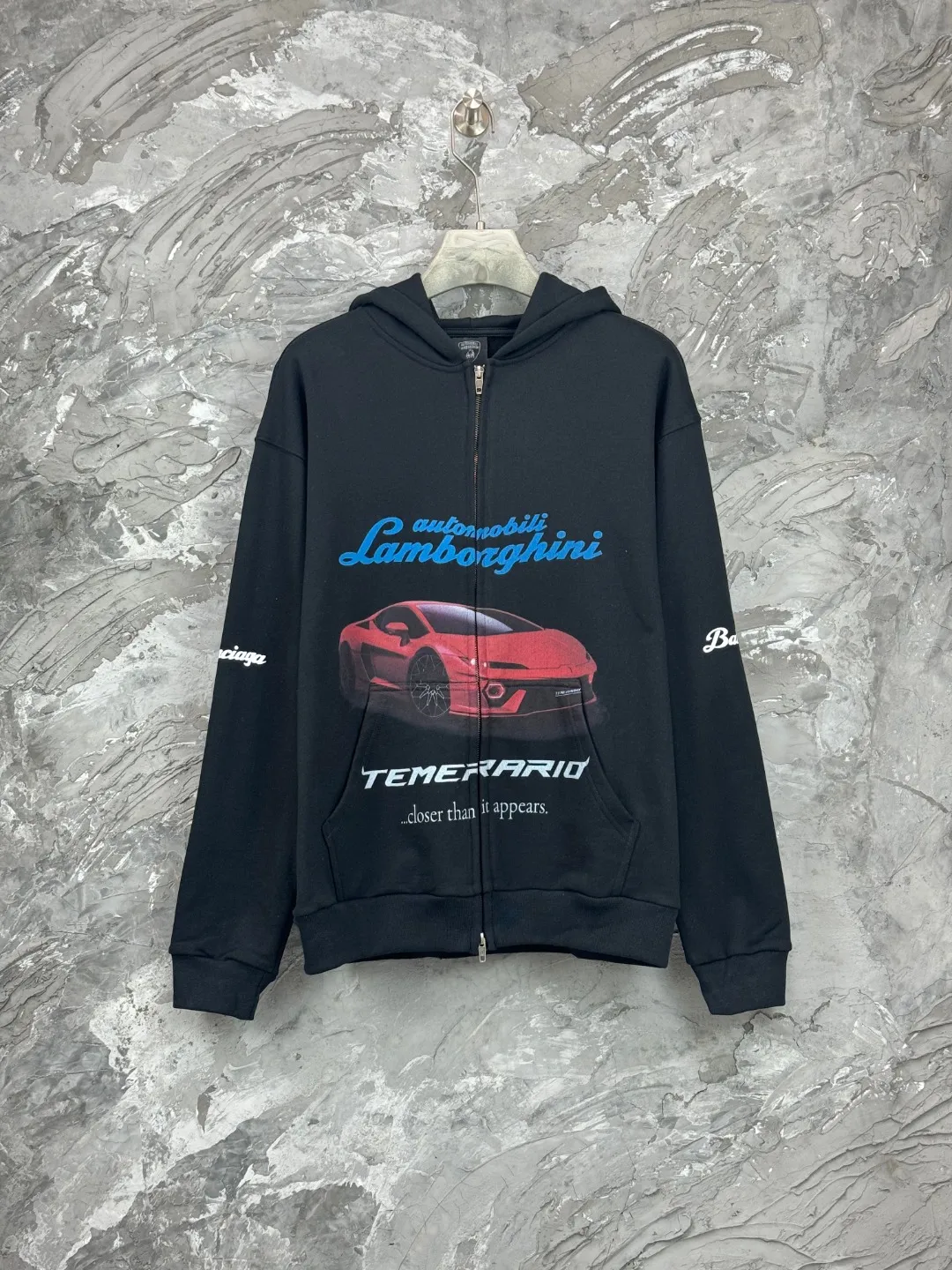 🅿️430 - BALENCI*GA Paris co-branded Lamborghini hooded zipper sweatshirt. The front and rear embroidery printing is done by computer direct printing. Customized matching hardware. The letters are clear. The effect is three-dimensional. Exclusively pattern-woven and dyed 460g fabric. Threads are dyed in the same cylinder with zero color difference. Brick cabinet synchronization. Welcome to compare. Same style for men and women -Color: Black -SIZE: Xs S M L Style No. 8985#