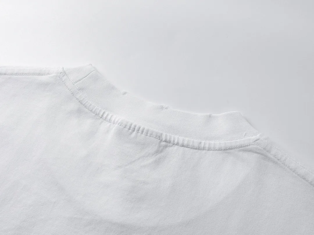 🅿️200 Actual pictures [Top version. Official website quality] BALENCI*GA/Paris #2025 new style letter LOGO chest patch embroidery, washed and worn hem, hand-polished short-sleeved T-shirt. Welcome to compare. The fabric is made of Paris ZP custom-woven and dyed cotton double yarn, with a weight of 260 grams. The cloth surface is clean. The cloth pattern is clear, soft and comfortable. The threads are dyed with no color difference. The classic letter LOGO is embroidered with imported Tajima embroidery machine. The effect is three-dimensional. Restore the brick cabinet, adopt OS loose shoulder style. Same style for men and women. Coding: BL253651 Color: washed black, white Size: XS S M L