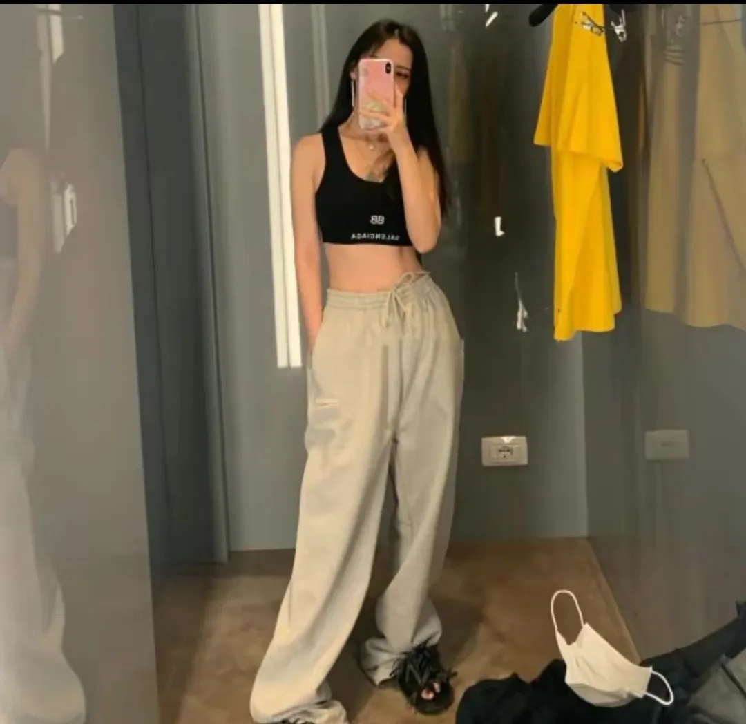 ♻️💯Upper body reference model picture❤️Top tried and true version Balenciaga 21SS BLCG Balenciaga Wave Coke male and female couple star same style pure cotton terry trousers sweatpants casual pants classic and versatile style is here! With these pants, they look perfect no matter what outfit you wear! Get it now! Customized special fabrics, ready-to-wear washable, soft and comfortable to the touch.  460 grams of dust-free sweatshirt fabric, washed and cut. Imported environmentally friendly water glue is added to the garment and washed twice to ensure consistent printing. Customized wash mark. This year's sincere shorts LOGO adopts Japanese Tajima embroidery technology, and the printing is full and meticulous. Color: Black/Grey/White/Blue Size: XS-L P:370