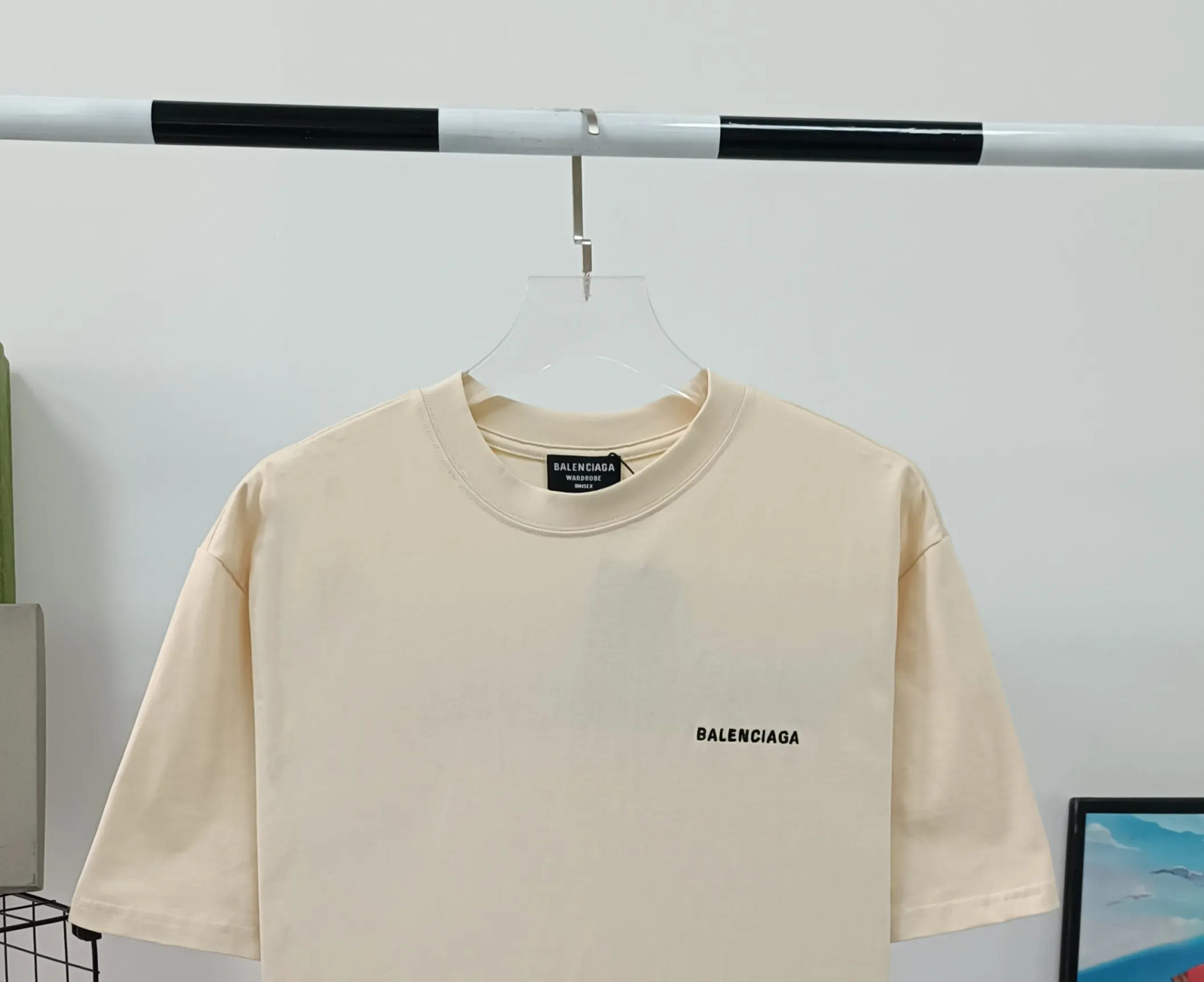 [New] The top tried and tested version of BALENCIAGA with large LOGO basic letters on the back, pure cotton loose fit for male and female couples, the same fashion brand high-end short-sleeved T-shirt. The god of simplicity in Paris, a volume sought after by many stars. Lisa’s favorite basic short-sleeved Paris style, which has a very high appearance rate. Wear alone, paired with jeans, shorts, and sweatpants, it's a versatile style. Xiaohongshu, a hot item on INS, a must-have for Paris fans. The logo slogan on the back is made of Tajima embroidery technology. Please pay attention to the importance of the version. Don't make a pattern based on the pictures. If you don't have the original version, you won't be able to make it look one to one like the original version. At most, you can just make a look. It's just a piece of clothing without a soul. The fabric is made of 24S 260g double yarn pure cotton fabric. The threads and fabric are custom woven and dyed in the same style, without color difference.  A complete set of customized tags, collar tags, washed, plastic bags, and most importantly, a complete set of bags, tag codes, and codes are all authentic.  Color: White Black Royal Blue Apricot Floral Gray Pink Beige Chinese Red Deep Sea Blue Purple Size: XS-L P:250