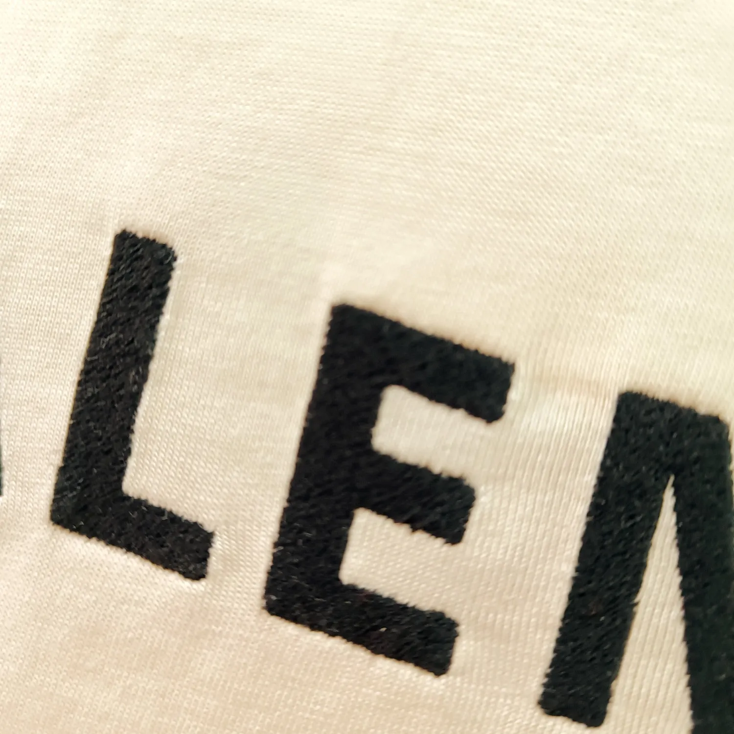 [New] The top tried and tested version of BALENCIAGA with large LOGO basic letters on the back, pure cotton loose fit for male and female couples, the same fashion brand high-end short-sleeved T-shirt. The god of simplicity in Paris, a volume sought after by many stars. Lisa’s favorite basic short-sleeved Paris style, which has a very high appearance rate. Wear alone, paired with jeans, shorts, and sweatpants, it's a versatile style. Xiaohongshu, a hot item on INS, a must-have for Paris fans. The logo slogan on the back is made of Tajima embroidery technology. Please pay attention to the importance of the version. Don't make a pattern based on the pictures. If you don't have the original version, you won't be able to make it look one to one like the original version. At most, you can just make a look. It's just a piece of clothing without a soul. The fabric is made of 24S 260g double yarn pure cotton fabric. The threads and fabric are custom woven and dyed in the same style, without color difference.  A complete set of customized tags, collar tags, washed, plastic bags, and most importantly, a complete set of bags, tag codes, and codes are all authentic.  Color: White Black Royal Blue Apricot Floral Gray Pink Beige Chinese Red Deep Sea Blue Purple Size: XS-L P:250
