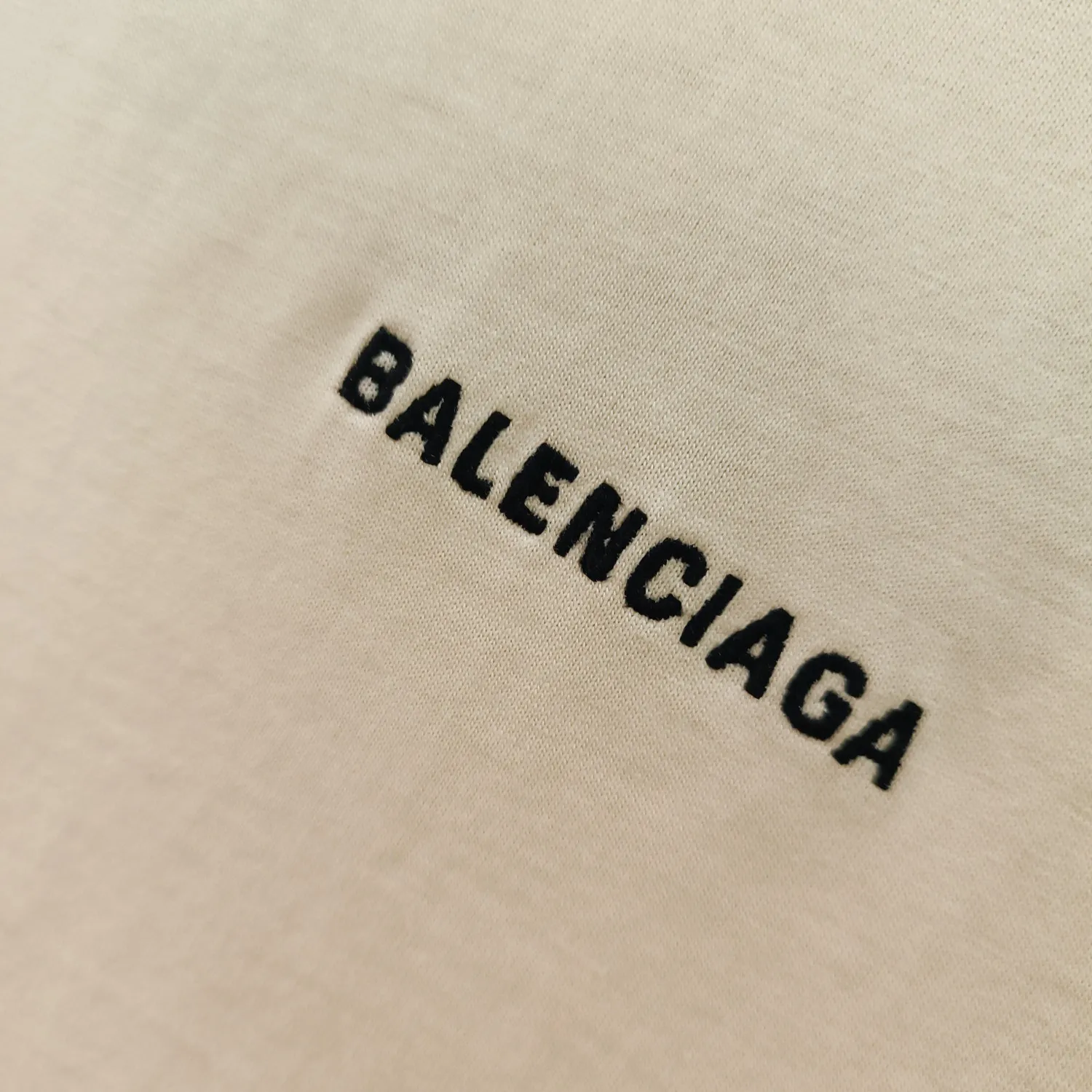 [New] The top tried and tested version of BALENCIAGA with large LOGO basic letters on the back, pure cotton loose fit for male and female couples, the same fashion brand high-end short-sleeved T-shirt. The god of simplicity in Paris, a volume sought after by many stars. Lisa’s favorite basic short-sleeved Paris style, which has a very high appearance rate. Wear alone, paired with jeans, shorts, and sweatpants, it's a versatile style. Xiaohongshu, a hot item on INS, a must-have for Paris fans. The logo slogan on the back is made of Tajima embroidery technology. Please pay attention to the importance of the version. Don't make a pattern based on the pictures. If you don't have the original version, you won't be able to make it look one to one like the original version. At most, you can just make a look. It's just a piece of clothing without a soul. The fabric is made of 24S 260g double yarn pure cotton fabric. The threads and fabric are custom woven and dyed in the same style, without color difference.  A complete set of customized tags, collar tags, washed, plastic bags, and most importantly, a complete set of bags, tag codes, and codes are all authentic.  Color: White Black Royal Blue Apricot Floral Gray Pink Beige Chinese Red Deep Sea Blue Purple Size: XS-L P:250