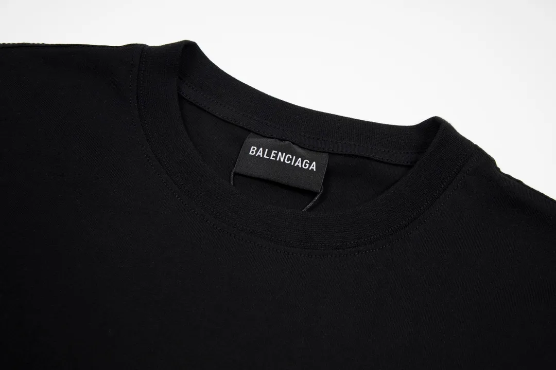 🅿️176 Detailed picture [Top version. Official website quality] BALENCI*GA/Paris#Classic. Coke embroidered black rubber short-sleeved T-shirt# The fabric is made of Paris ZP custom-woven and dyed cotton double yarn. Weighing 260 grams, the cloth surface is clean. The cloth pattern is clear, soft and comfortable. The color fastness is good. It is not easy to change color. The threads are dyed with no color difference. The classic pattern embroidery uses an imported embroidery machine, and the embroidery thread color is based on the original color. It is produced based on the pictures in the Jubie market. The letters are clear. The three-dimensional effect is strong. The embroidered flowers are laminated on the finished product. The version adopts OS loose shoulder design. Same style for men and women. Code: BL223008 Color: black, off-white, ash, red Size: XS S M L