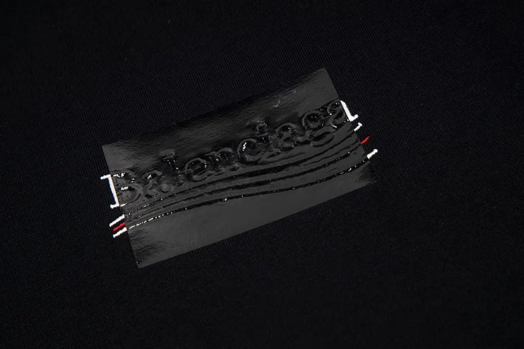 🅿️176 Detailed picture [Top version. Official website quality] BALENCI*GA/Paris#Classic. Coke embroidered black rubber short-sleeved T-shirt# The fabric is made of Paris ZP custom-woven and dyed cotton double yarn. Weighing 260 grams, the cloth surface is clean. The cloth pattern is clear, soft and comfortable. The color fastness is good. It is not easy to change color. The threads are dyed with no color difference. The classic pattern embroidery uses an imported embroidery machine, and the embroidery thread color is based on the original color. It is produced based on the pictures in the Jubie market. The letters are clear. The three-dimensional effect is strong. The embroidered flowers are laminated on the finished product. The version adopts OS loose shoulder design. Same style for men and women. Code: BL223008 Color: black, off-white, ash, red Size: XS S M L