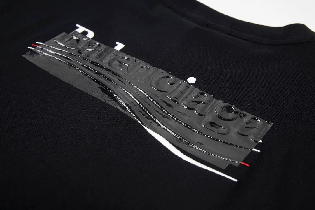 🅿️176 Detailed picture [Top version. Official website quality] BALENCI*GA/Paris#Classic. Coke embroidered black rubber short-sleeved T-shirt# The fabric is made of Paris ZP custom-woven and dyed cotton double yarn. Weighing 260 grams, the cloth surface is clean. The cloth pattern is clear, soft and comfortable. The color fastness is good. It is not easy to change color. The threads are dyed with no color difference. The classic pattern embroidery uses an imported embroidery machine, and the embroidery thread color is based on the original color. It is produced based on the pictures in the Jubie market. The letters are clear. The three-dimensional effect is strong. The embroidered flowers are laminated on the finished product. The version adopts OS loose shoulder design. Same style for men and women. Code: BL223008 Color: black, off-white, ash, red Size: XS S M L