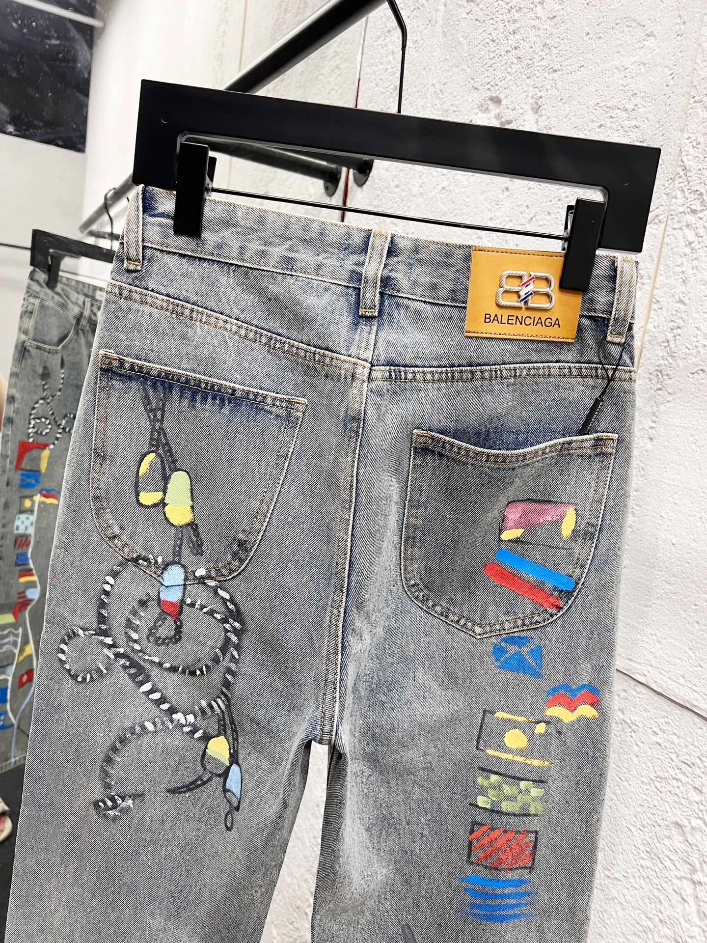 🅿️310 Style No.: H964 BALENCIAGA & Balenciaga 23SS Hand-painted splash-ink graffiti painting straight-leg loose jeans Same style as Internet celebrity Dayang Ge Comparison official website Line alignment This year’s latest jeans The graffiti’s messy gives a street feel The fabric is made of silo woven combed cotton denim It feels thick and textured The process uses hand-painted artificial printing Splash-ink effect Retro wash effect The version is loose and versatile Uniform series for men and women Full set of logo hardware accessories customized Color: gray Size: 28-30-32-34-36
