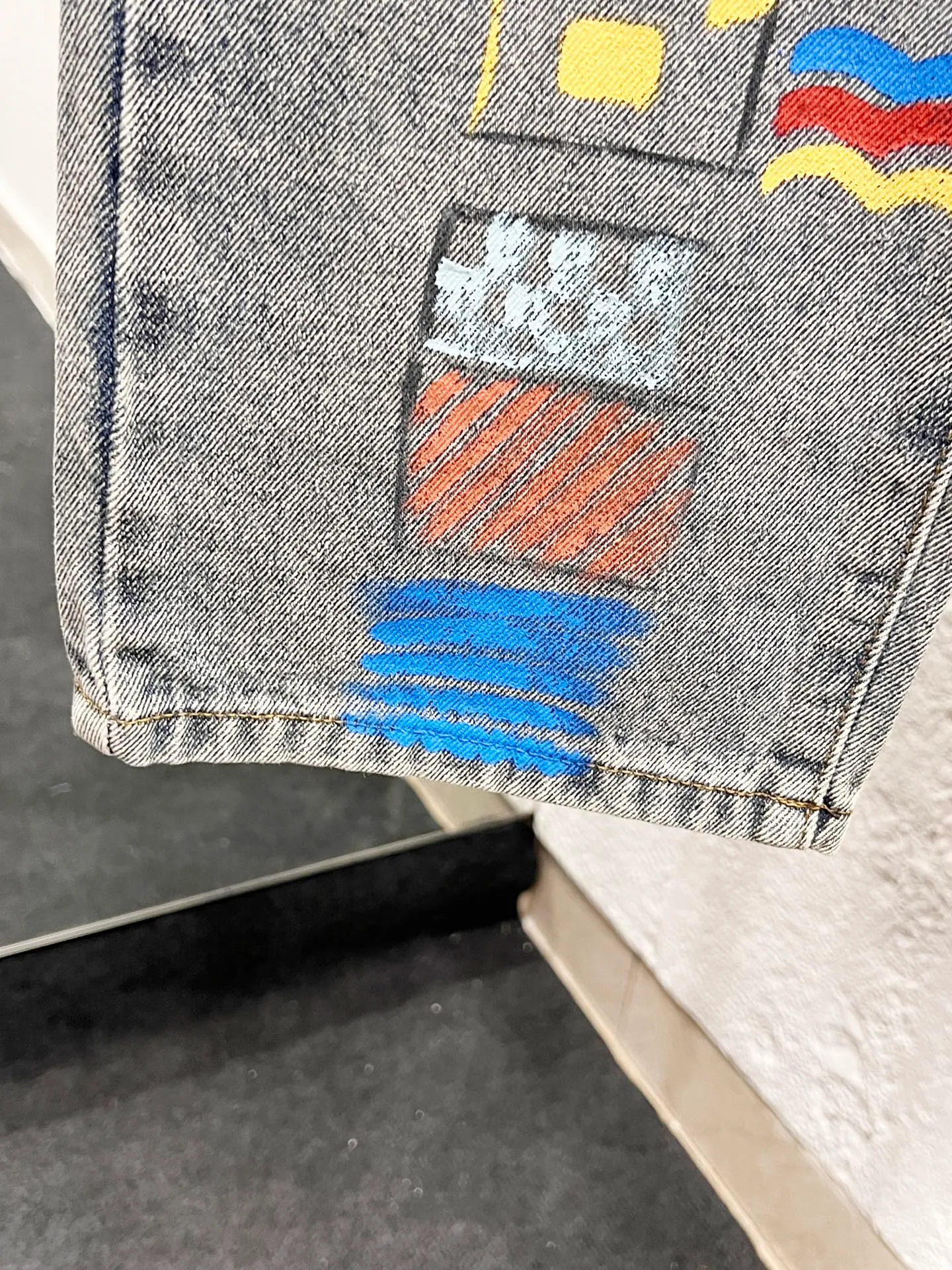 🅿️310 Style No.: H964 BALENCIAGA & Balenciaga 23SS Hand-painted splash-ink graffiti painting straight-leg loose jeans Same style as Internet celebrity Dayang Ge Comparison official website Line alignment This year’s latest jeans The graffiti’s messy gives a street feel The fabric is made of silo woven combed cotton denim It feels thick and textured The process uses hand-painted artificial printing Splash-ink effect Retro wash effect The version is loose and versatile Uniform series for men and women Full set of logo hardware accessories customized Color: gray Size: 28-30-32-34-36