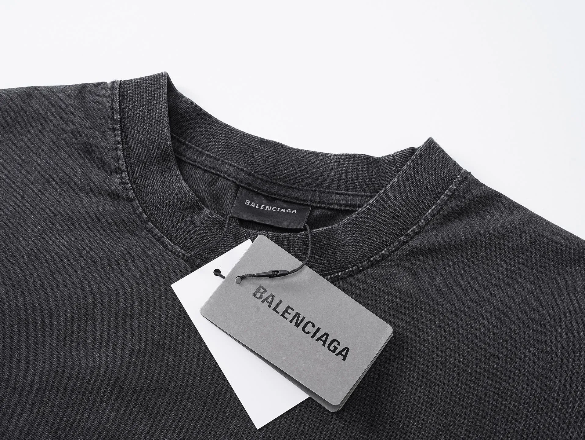 🅿️186 Note: Women’s version, real photos [Top version. Official website quality] BALENCI*GA/Paris #SS25 new style front and back wave print direct-injection printed washed short-sleeved T-shirt. 2025 spring and summer brick cabinet synchronization welcomes comparison. The fabric is made of Paris ZP custom-woven and dyed cotton double yarn, weighing 260 grams. The cloth surface is clean. The cloth pattern is clear, soft and comfortable. The threads are dyed with no color difference. The printing adopts computer direct printing, and the effect is three-dimensional. Restore the brick cabinet, adopt the medium version. Women's version Code: BL253731 Color: Washed black, sky blue Size: XS S M L