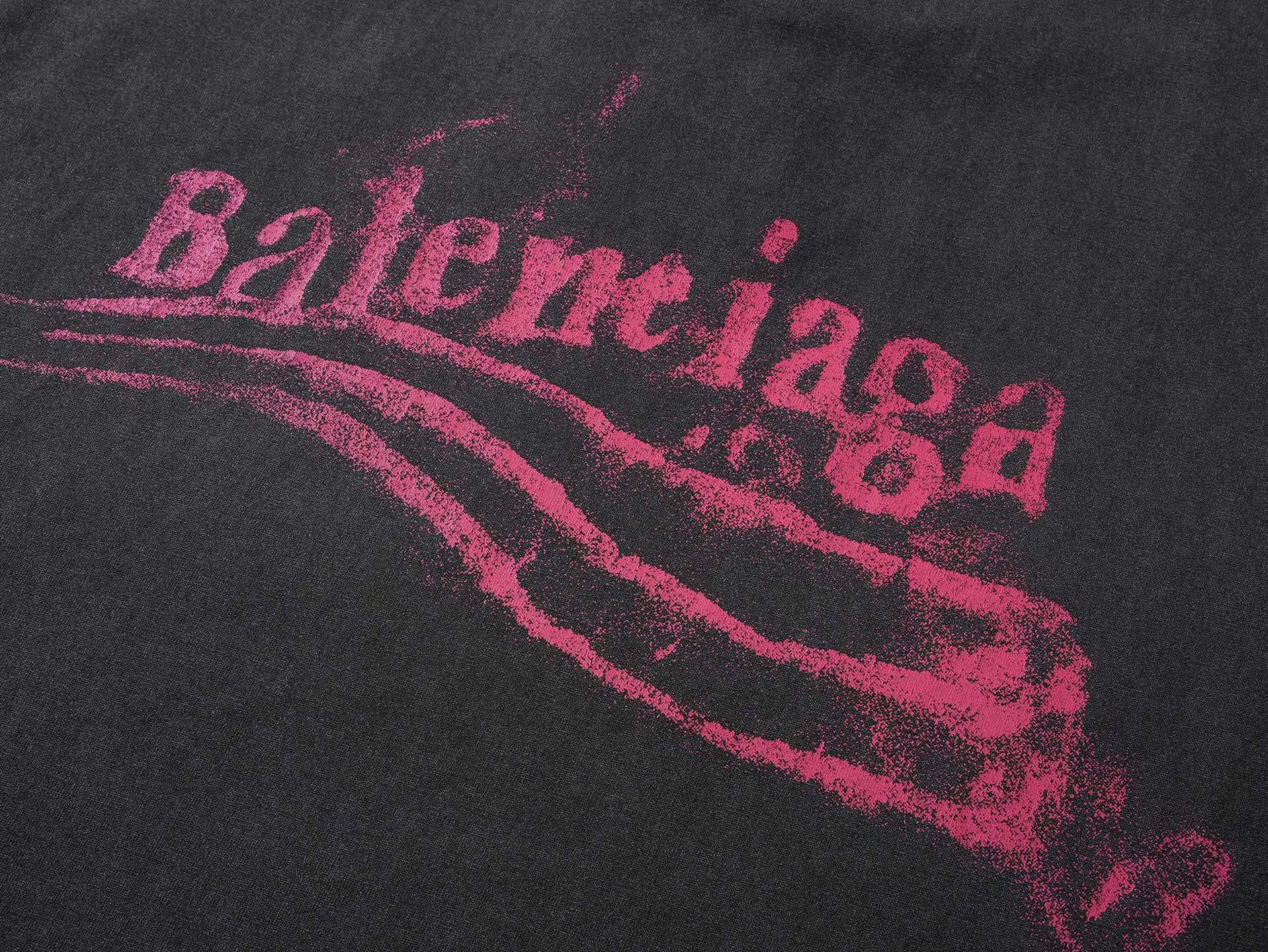 🅿️186 Note: Women’s version, real photos [Top version. Official website quality] BALENCI*GA/Paris #SS25 new style front and back wave print direct-injection printed washed short-sleeved T-shirt. 2025 spring and summer brick cabinet synchronization welcomes comparison. The fabric is made of Paris ZP custom-woven and dyed cotton double yarn, weighing 260 grams. The cloth surface is clean. The cloth pattern is clear, soft and comfortable. The threads are dyed with no color difference. The printing adopts computer direct printing, and the effect is three-dimensional. Restore the brick cabinet, adopt the medium version. Women's version Code: BL253731 Color: Washed black, sky blue Size: XS S M L
