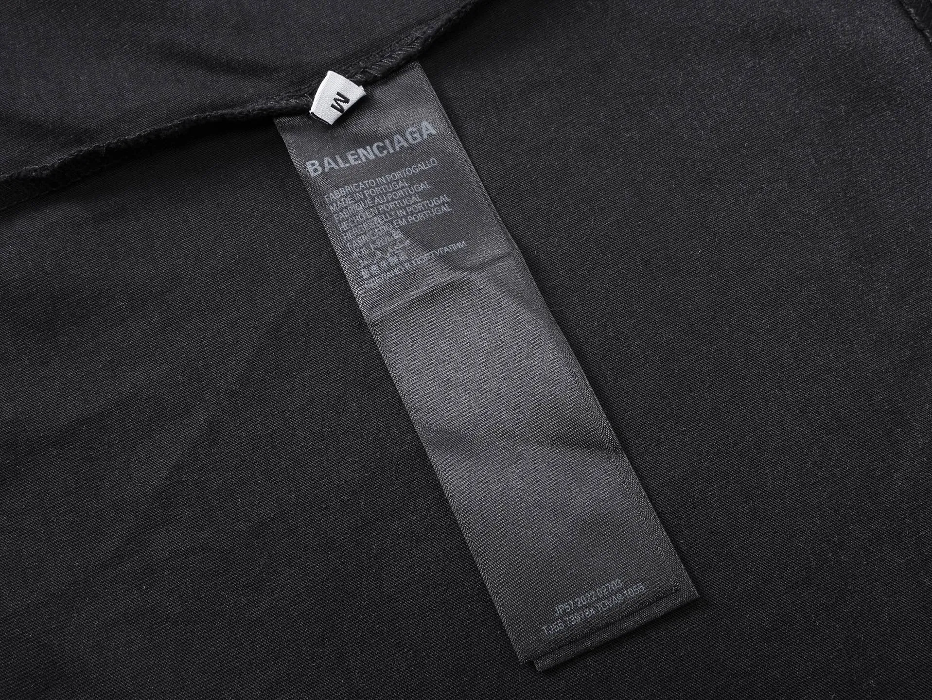 🅿️186 Note: Women’s version, real photos [Top version. Official website quality] BALENCI*GA/Paris #SS25 new style front and back wave print direct-injection printed washed short-sleeved T-shirt. 2025 spring and summer brick cabinet synchronization welcomes comparison. The fabric is made of Paris ZP custom-woven and dyed cotton double yarn, weighing 260 grams. The cloth surface is clean. The cloth pattern is clear, soft and comfortable. The threads are dyed with no color difference. The printing adopts computer direct printing, and the effect is three-dimensional. Restore the brick cabinet, adopt the medium version. Women's version Code: BL253731 Color: Washed black, sky blue Size: XS S M L