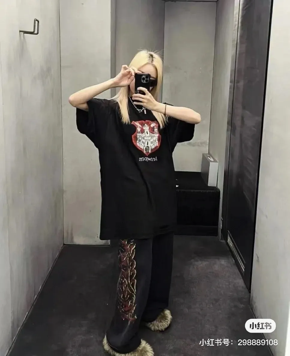 🎀Hot model pictures🎀【Latest new】Top tested version - BALENCIAGA - Balenciaga 2024 new castle reverse stitched distressed printed short-sleeved T-shirt. The original development of custom-woven fabric technology, washing and water treatment, high gram weight 300 grams of fabric, full texture, clean cloth surface, soft and comfortable. Solona thread dyeing without color difference, singeing plus fabric wool processing, front logo light production took three days to make the film To make it have the same effect as YB, imported glue fission material is used. It is heated to form an aged effect, and the garment is finished and then washed. Workers make holes in each piece to completely match every detail of ZP. It is very time-consuming. Os dropped shoulders and loose version. The latest brick cabinets in spring and summer are synchronized. Same style for men and women. Color: Black Size: XS-L P:260