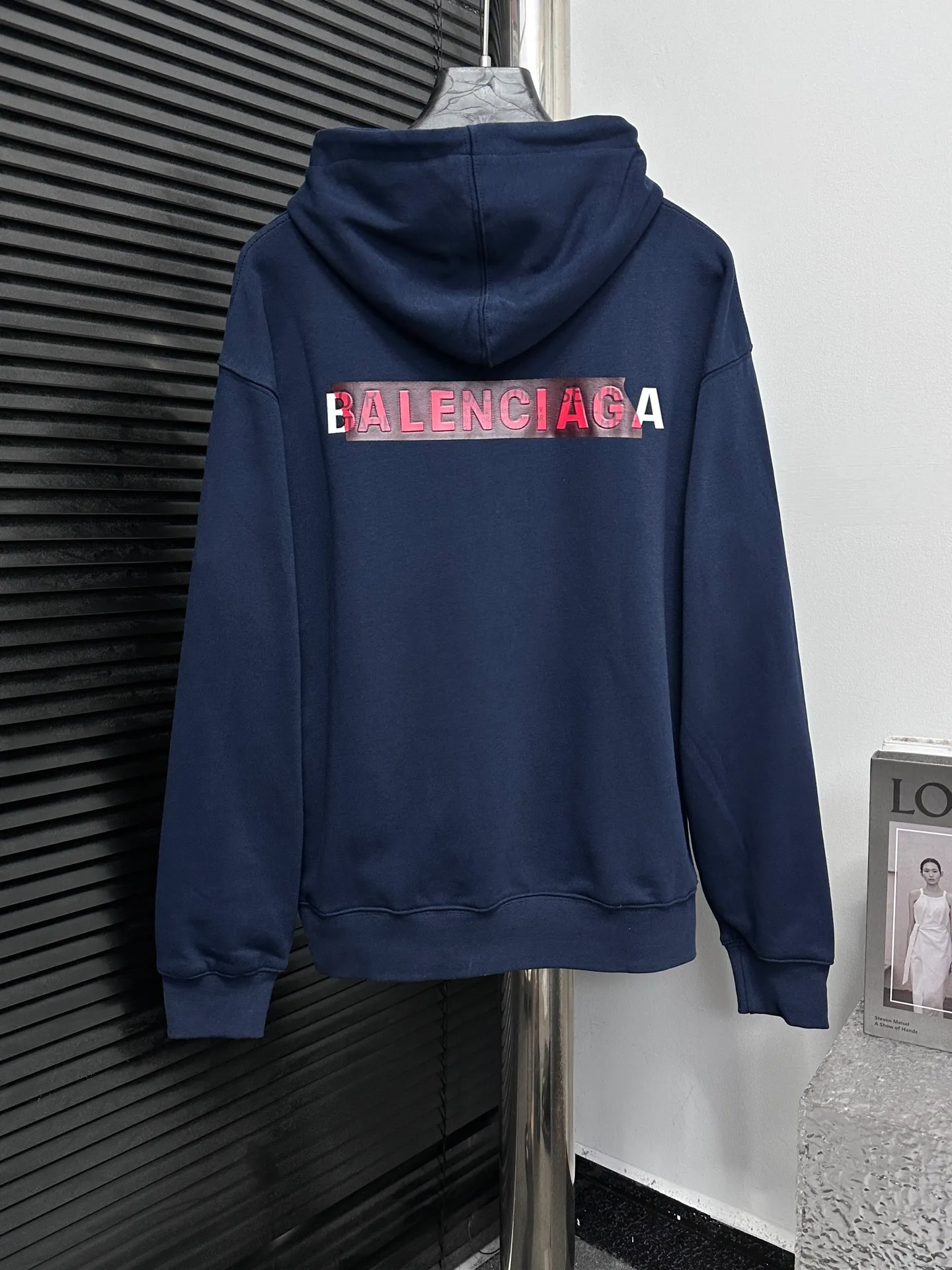 🅿️330 【BALENCIaGA】Paris small letter hooded sweatshirt. The fabric surface is clean. The fabric pattern is clear, soft and comfortable. The threads are dyed with no color difference. The tape is stamped with imported transparent glue. The effect is three-dimensional. Restore brick cabinets, adopt OS loose shoulder style. Same style for men and women. Size: S-XL