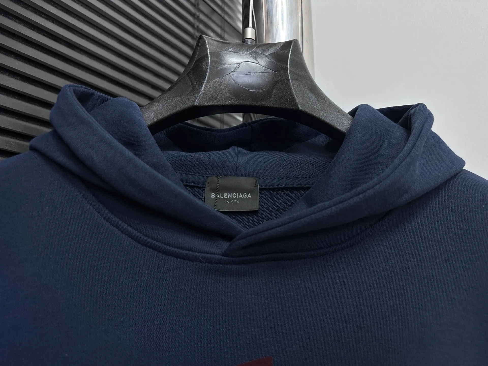 🅿️330 【BALENCIaGA】Paris small letter hooded sweatshirt. The fabric surface is clean. The fabric pattern is clear, soft and comfortable. The threads are dyed with no color difference. The tape is stamped with imported transparent glue. The effect is three-dimensional. Restore brick cabinets, adopt OS loose shoulder style. Same style for men and women. Size: S-XL