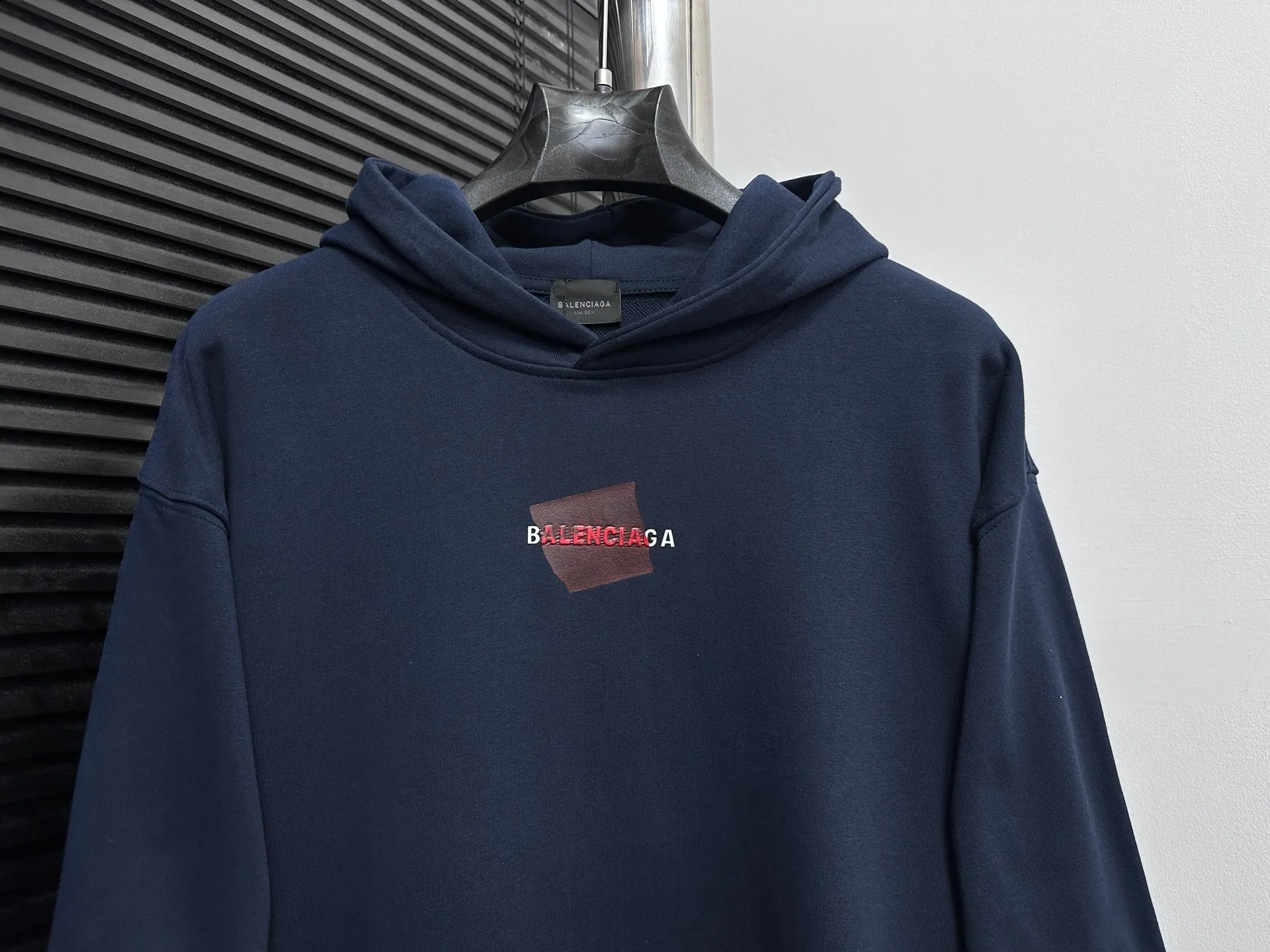 🅿️330 【BALENCIaGA】Paris small letter hooded sweatshirt. The fabric surface is clean. The fabric pattern is clear, soft and comfortable. The threads are dyed with no color difference. The tape is stamped with imported transparent glue. The effect is three-dimensional. Restore brick cabinets, adopt OS loose shoulder style. Same style for men and women. Size: S-XL